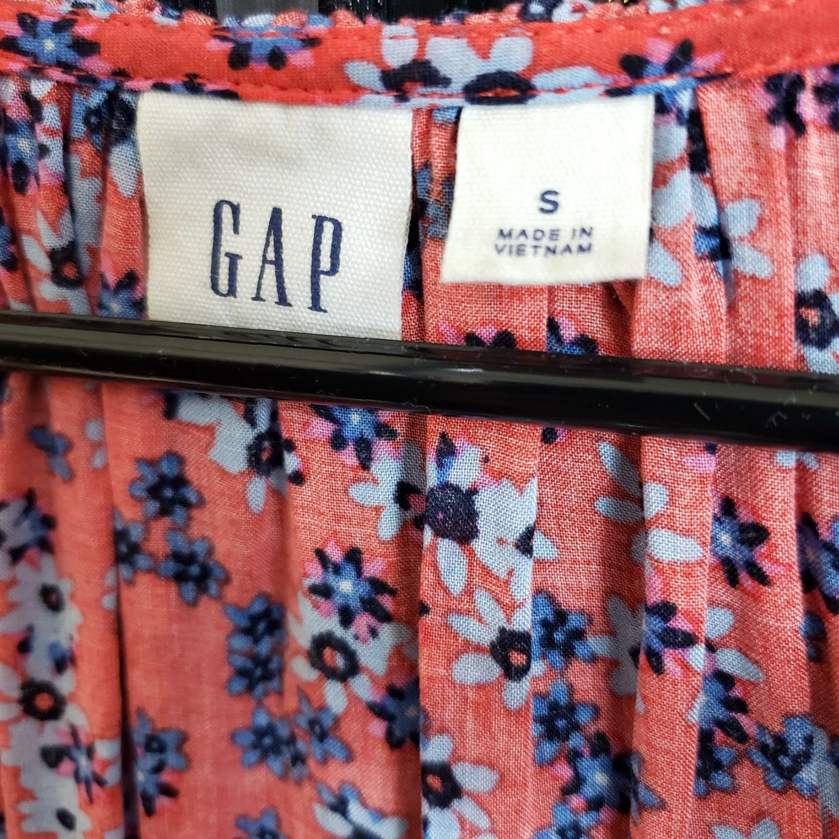 Gap Gap Blouse Shirt Womens Small Red Floral Long Sleeve V-Neck Rayon Shirt Red Floral Long Sleeve Gap Womens Small Size S / US 4 / IT 40 - 6 Thumbnail