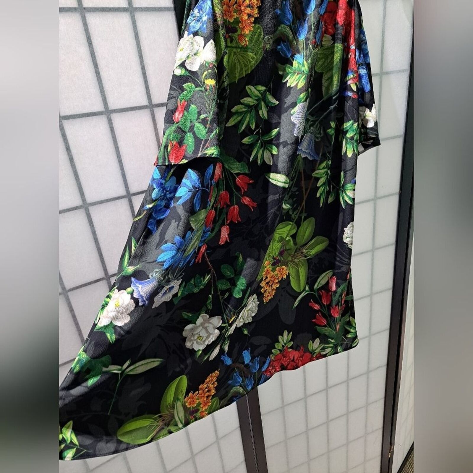 Other Lulu's colorful floral 'cold-shoulder' black blouse top sz S Size S / US 4 / IT 40 - 8 Thumbnail