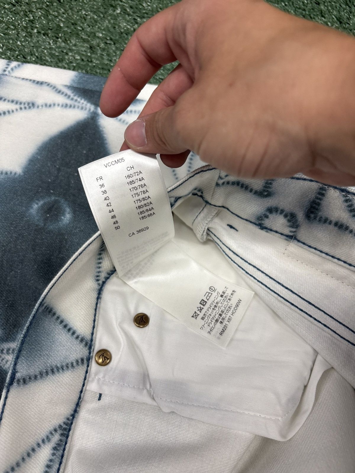 Louis Vuitton Louis Vuitton Monogram Spray Denim Jeans White Blue Size 36 Size US 36 / EU 52 - 7 Thumbnail