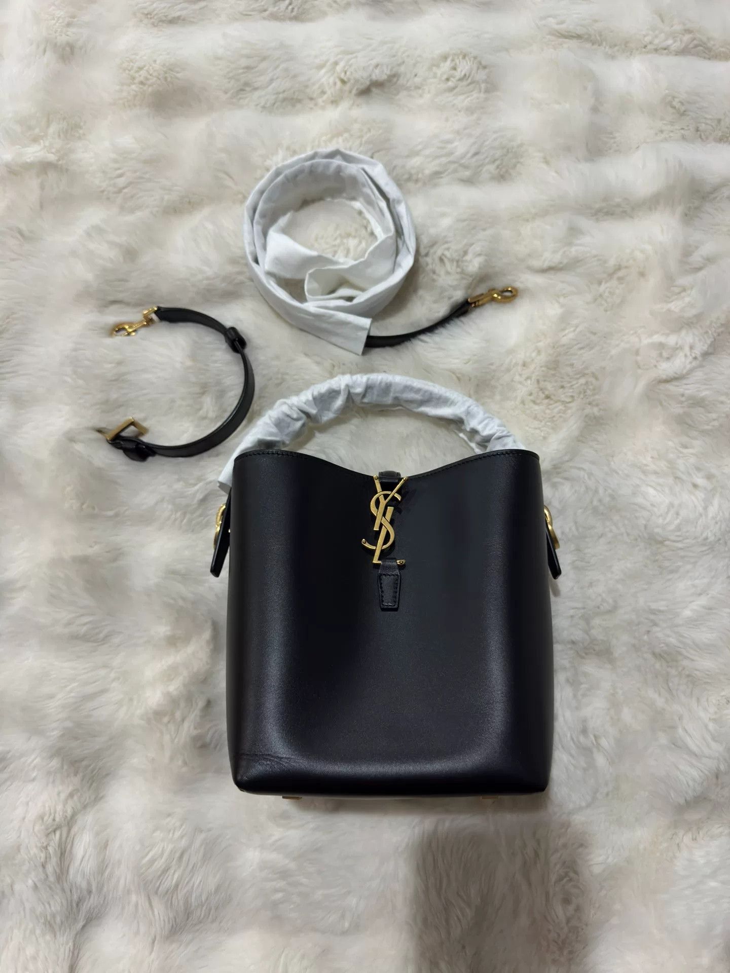Yves Saint Laurent Saint Laurent Le37 Hobo Bag Size ONE SIZE - 1 Thumbnail