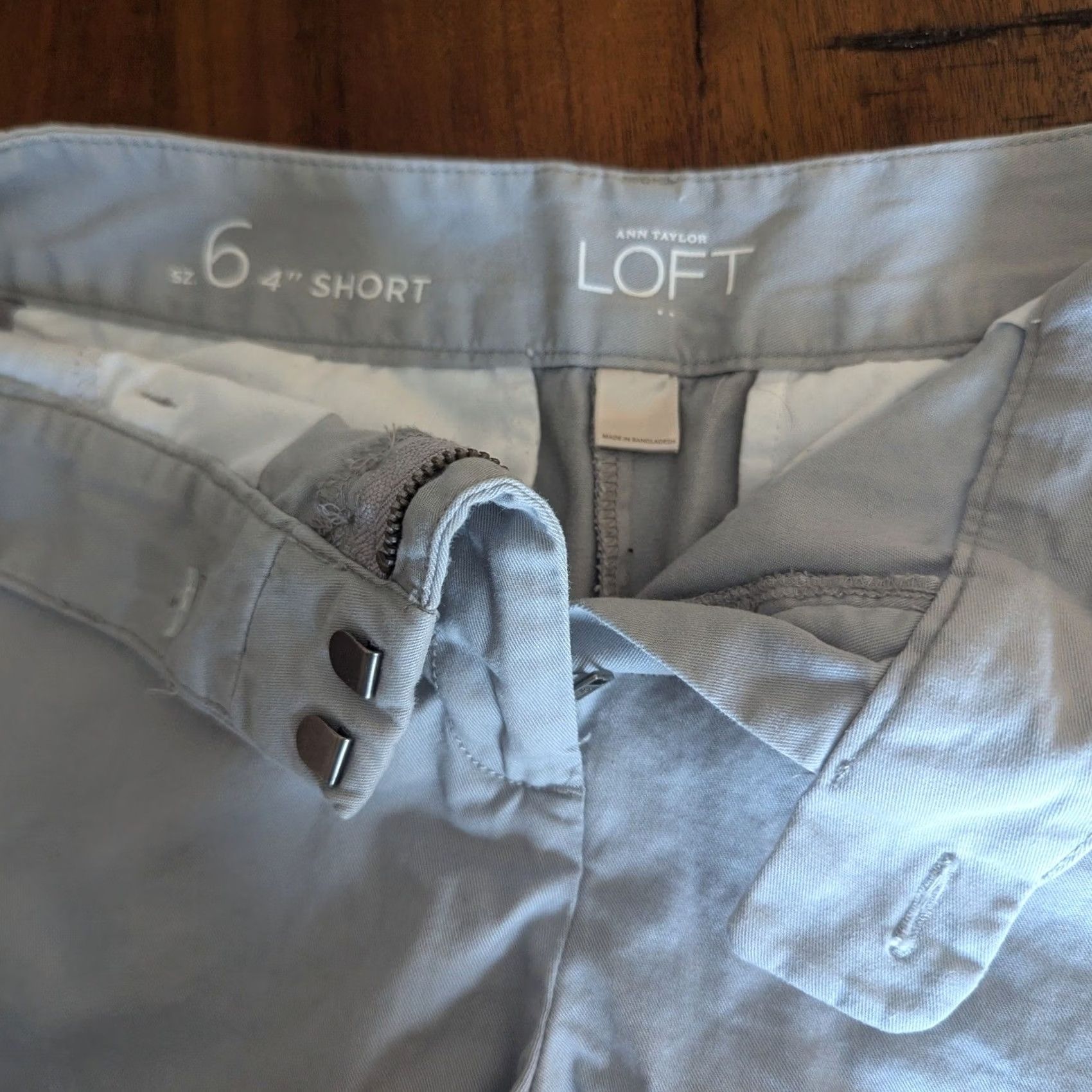 Ann Taylor Ann Taylor LOFT Womens Chino Shorts 4 Inch Inseam Size 6 Light Grey 100% Cotton Regular Front Pockets Casual Summer Spring Mens Womens Girls? Size 28" / US 6 / IT 42 - 3 Thumbnail