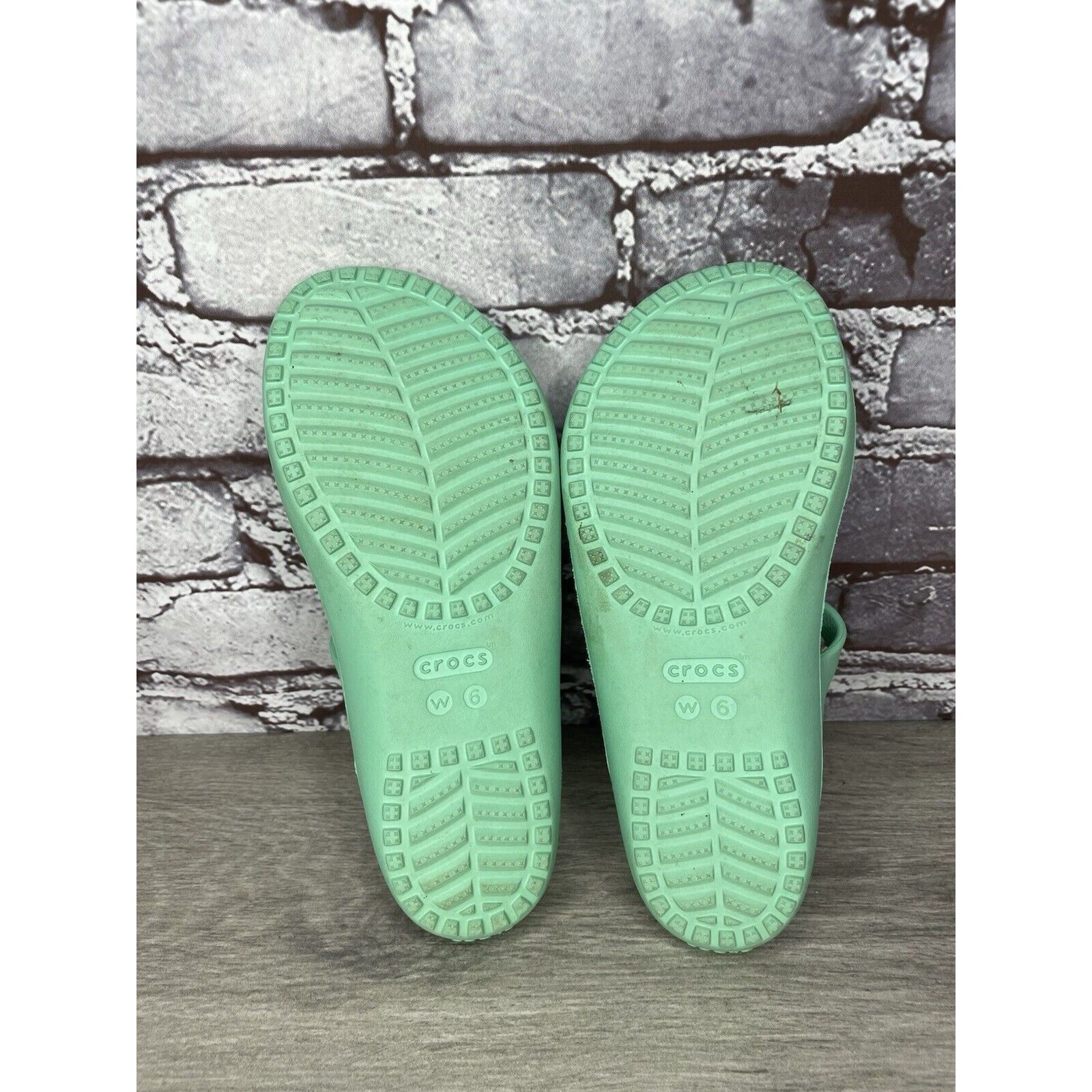 Crocs CROCS Iconic Comfort Green Rubber Slides Light Flats Sandals Size US 6 / IT 36 - 14 Thumbnail