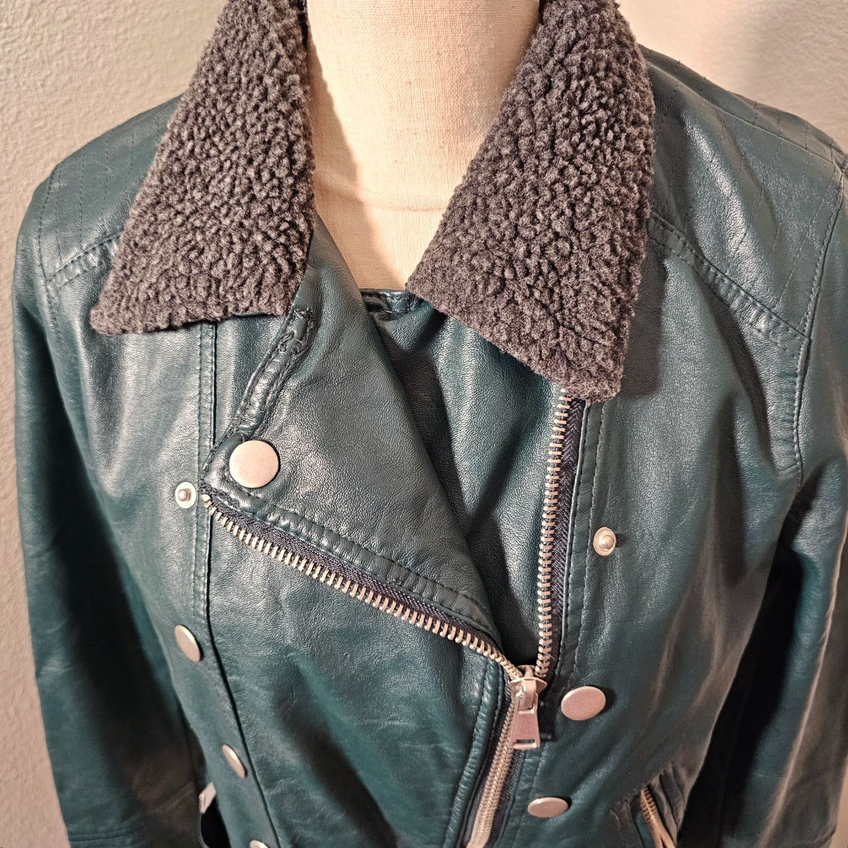 Vintage Jolt Women's Vegan Leather Jacket Green Size L Faux Fur Zipper Accents Jacket Size L / US 10 / IT 46 - 3 Thumbnail