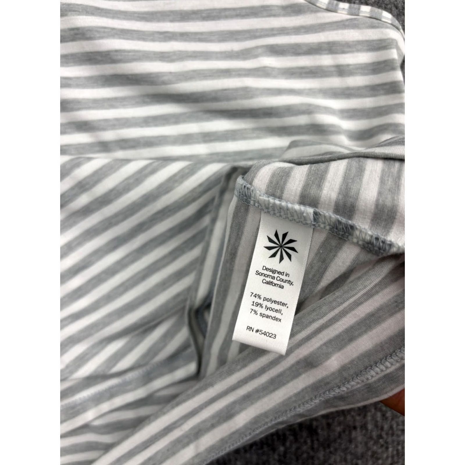 Athleta Athleta Tank Top Womens XL Gray White Striped Cropped Muscle Workout Shirt Size XL / US 12-14 / IT 48-50 - 6 Thumbnail