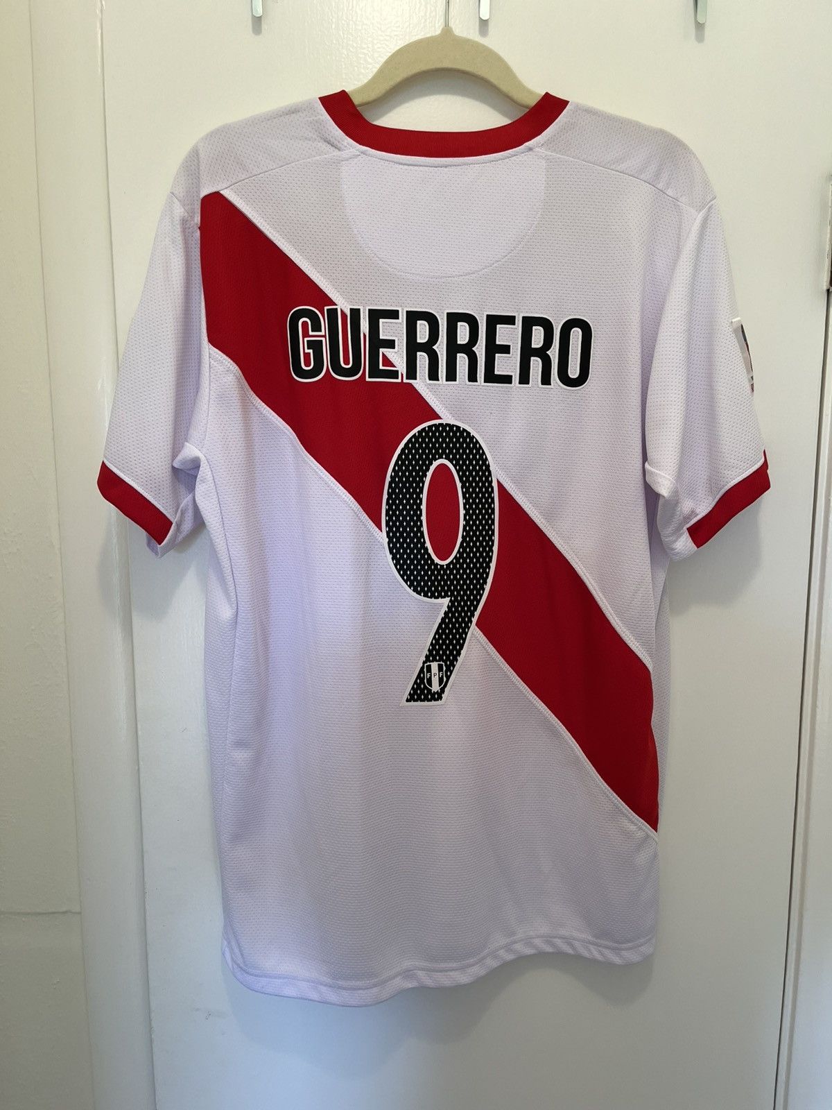Umbro Authentic Peru 2018 World Cup Jersey Size US XL / EU 56 / 4 - 2 Thumbnail