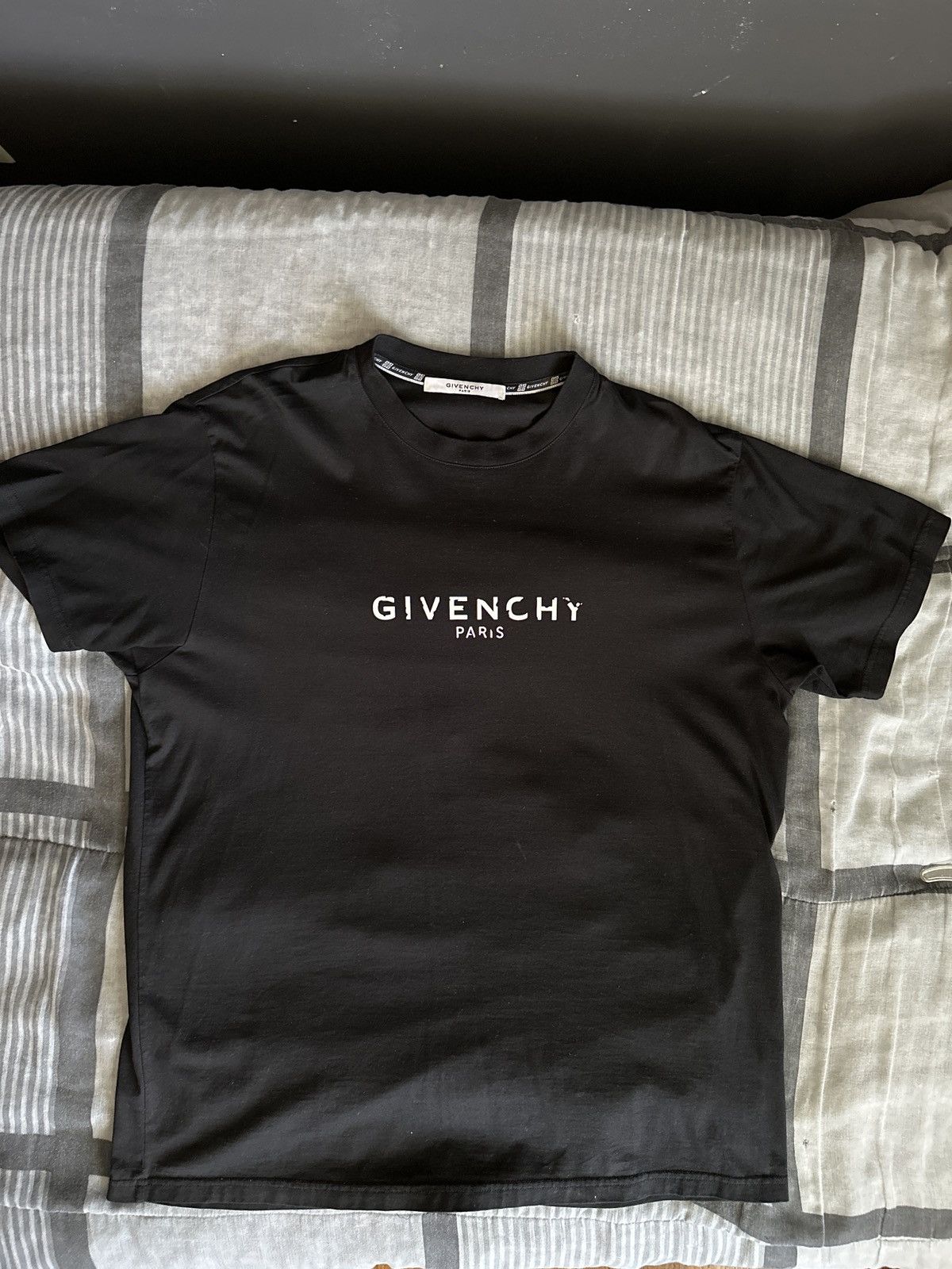 Givenchy Givenchy Vintage Logo T-Shirt Size US S / EU 44-46 / 1 - 1 Thumbnail