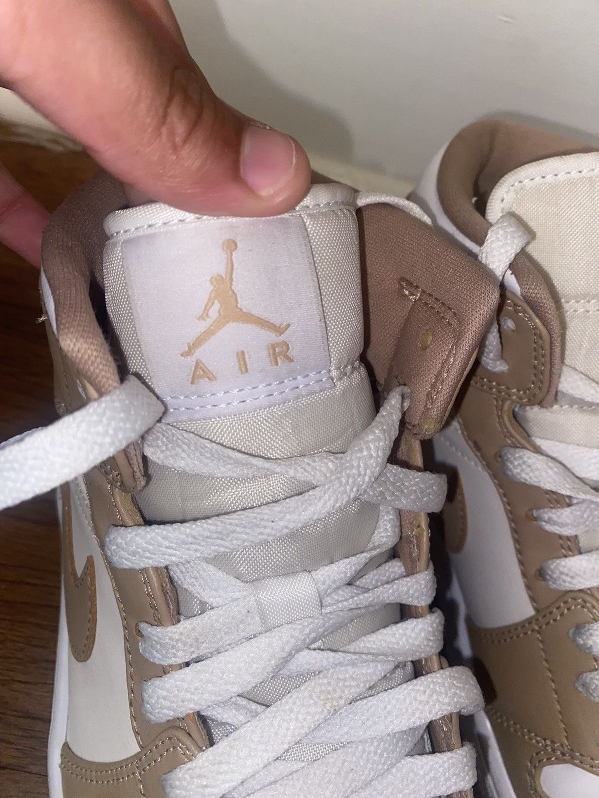 Jordan Brand Air Jordan 1s Mid Tan Gum Bottom Size US 8 / EU 41 - 7 Thumbnail