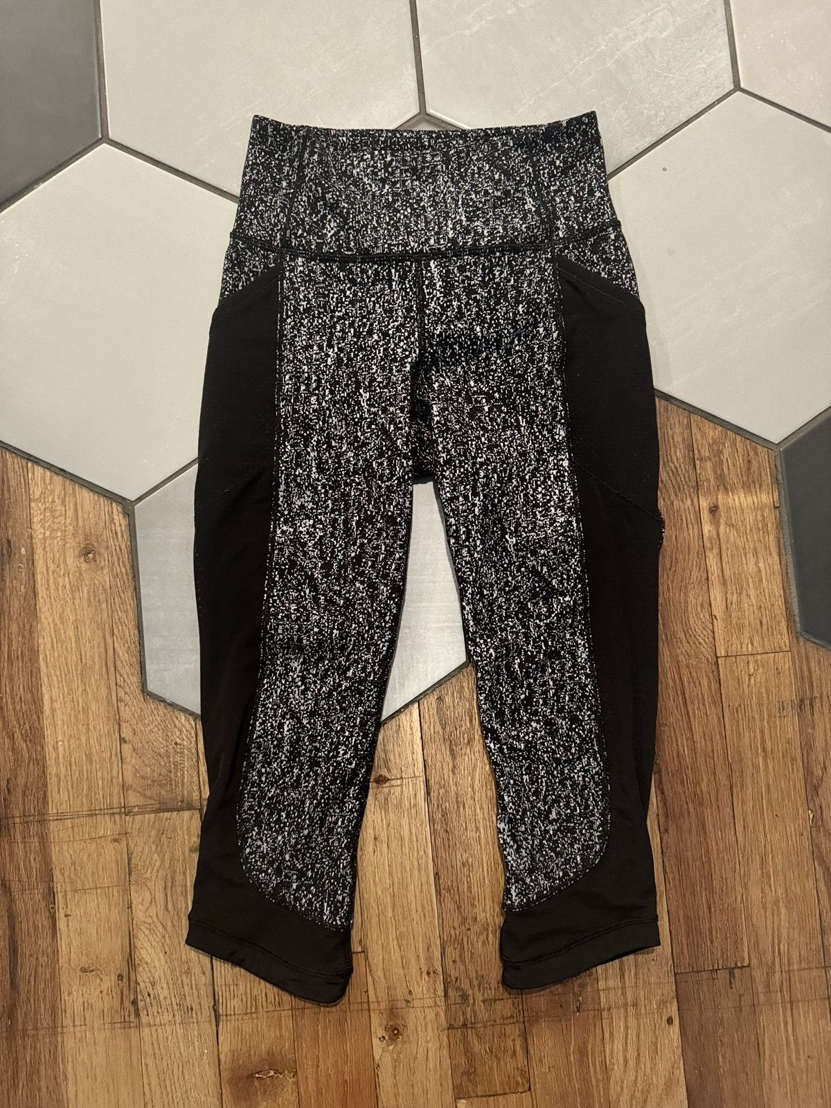 Lululemon Lululemon Leggings Size 4 Fit Physique Crop athletic workout Size 27" / US 4 / IT 40 - 4 Thumbnail