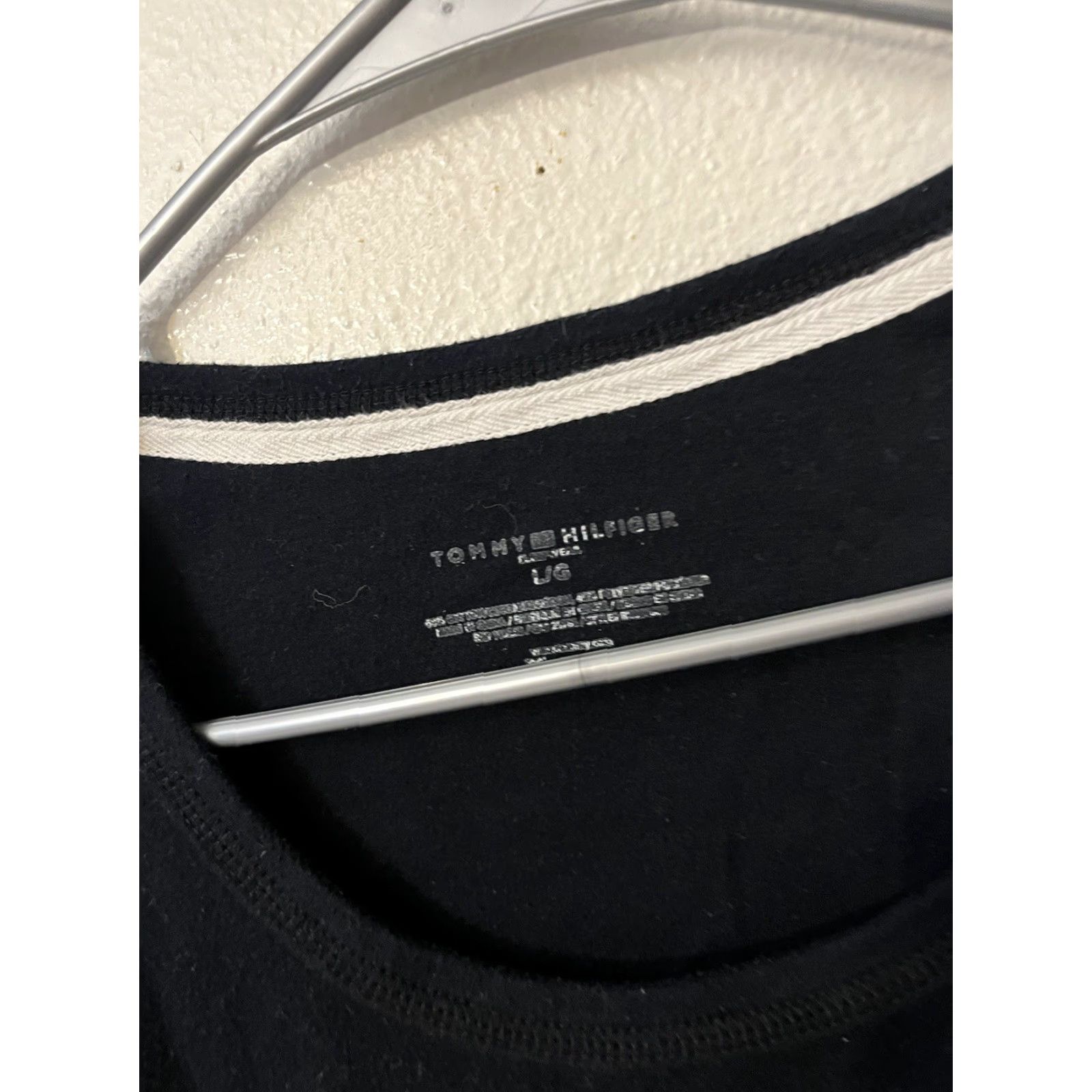 Tommy Hilfiger Tommy Hilfiger T Shirt Womens Large Black Solid Short Sleeve Crew Neck 100% Cotton Jersey Logo Embroidered Classic Modern Size L / US 10 / IT 46 - 2 Thumbnail