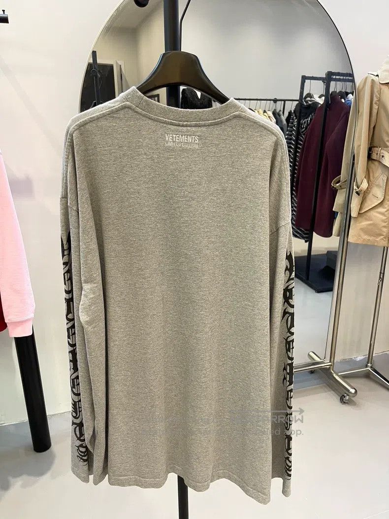 Vetements VETEMENTS Grey Sanskrit Print Long Sleeve T-Shirt Size US S / EU 44-46 / 1 - 3 Thumbnail