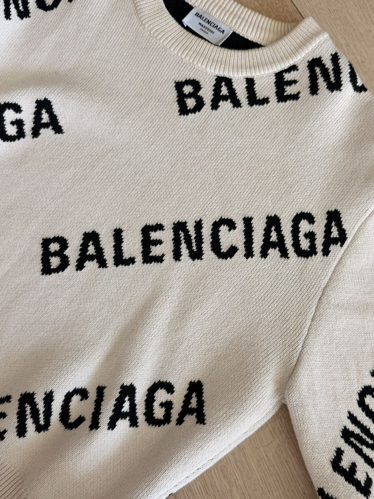 Balenciaga Balenciaga All Over Logo Cropped Wool Sweater Unisex Size S Size S / US 4 / IT 40 - 4 Thumbnail