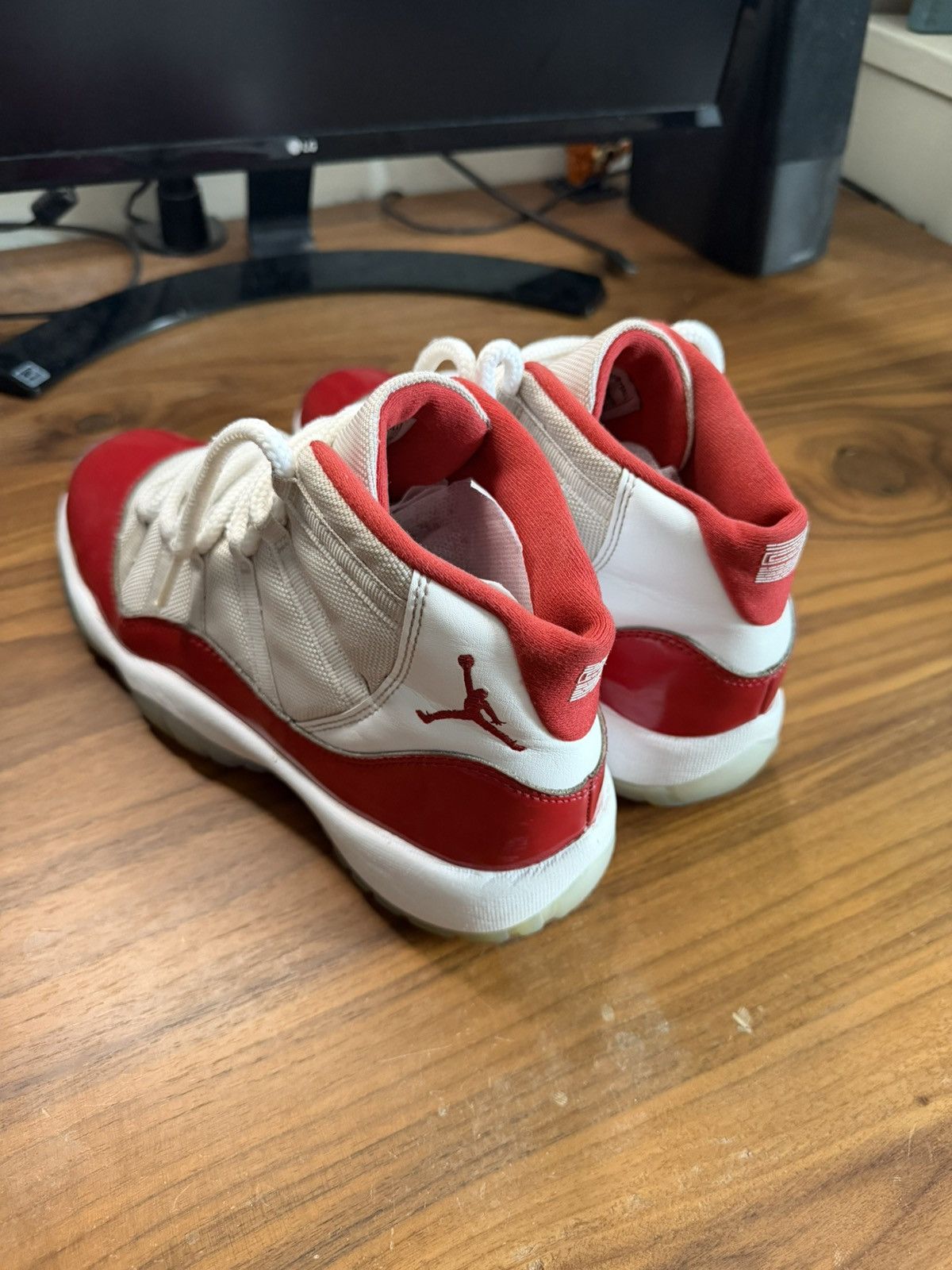 Jordan Brand Jordan 11 Cherry Size US 7 / EU 40 - 2 Thumbnail