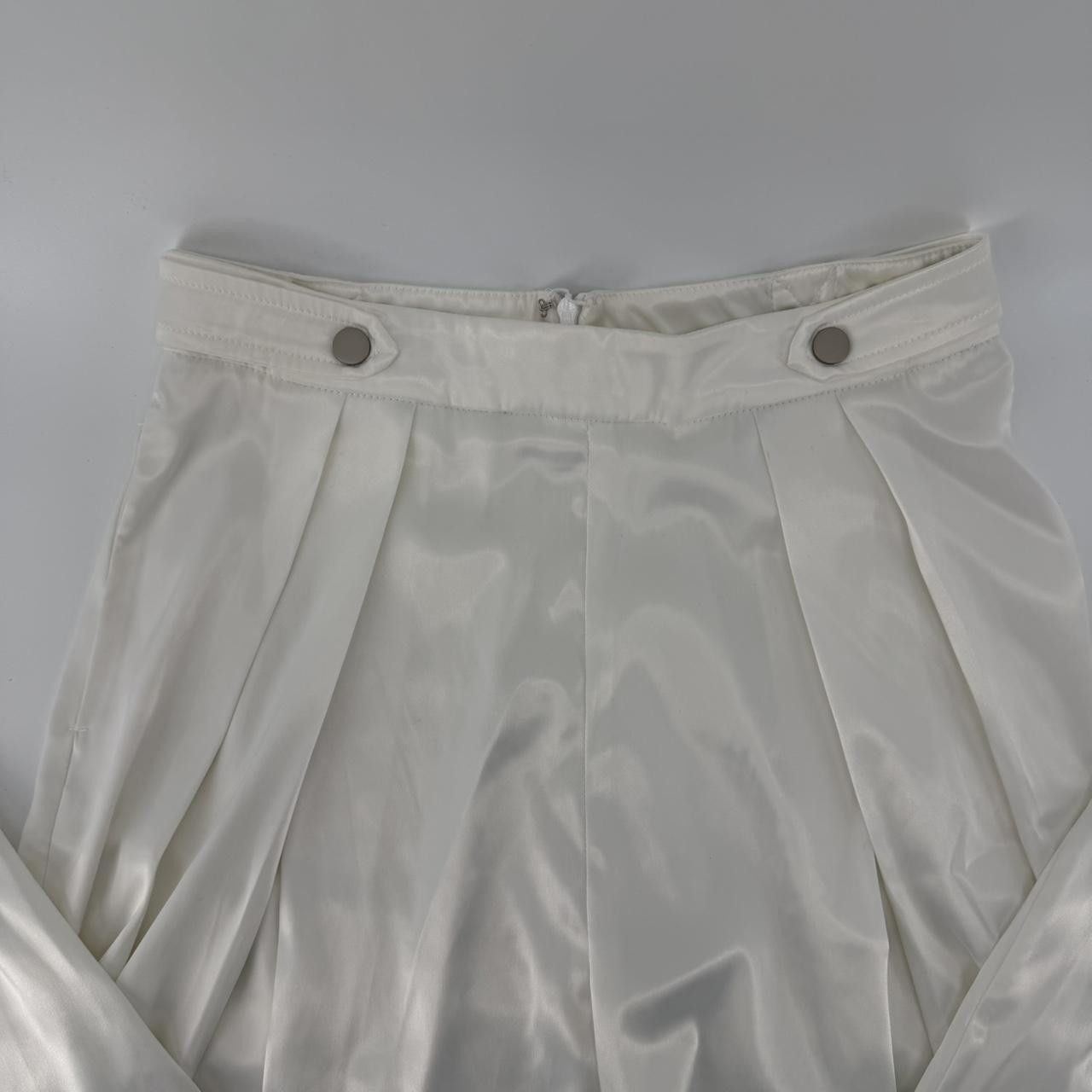 Akira AKIRA White Satin Pleated High Waisted Jogger Pants S Size 28" / US 6 / IT 42 - 3 Thumbnail