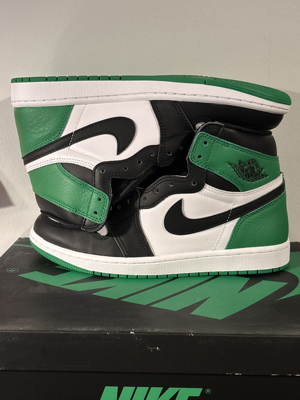 Jordan Brand Air Jordan 1 Retro High OG DZ5485-031 Green/White/Black Sz 9 Size US 9 / EU 42 - 1 Thumbnail