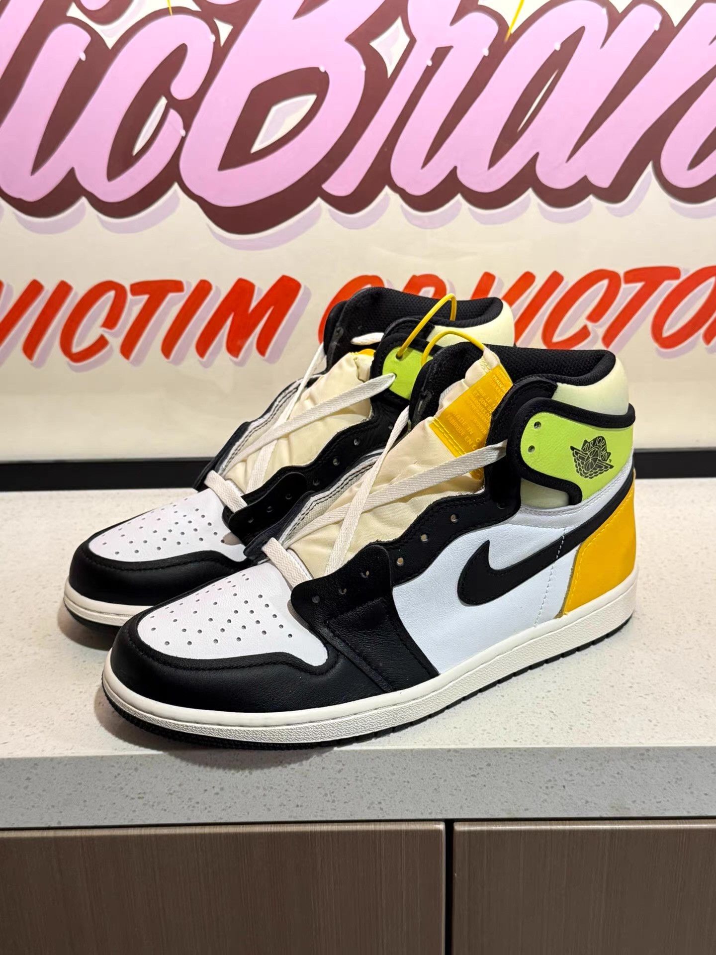 Nike Jordan Air Jordan 1 High OG Retro "Volt Gold" Ｑ20 Size US 8.5 / EU 41-42 - 1 Thumbnail