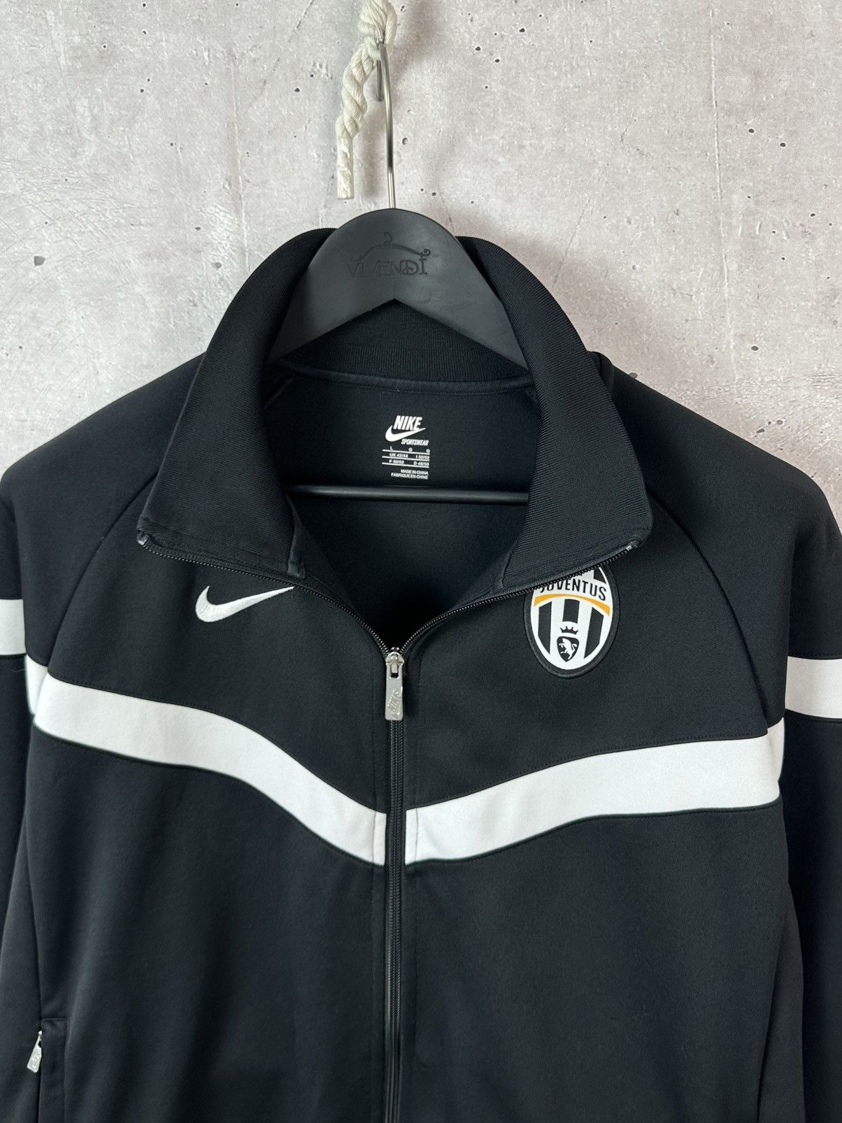 Nike Vintage Nike Juventus Black Zip Football Soccer Track Jersey Size US L / EU 52-54 / 3 - 7 Thumbnail
