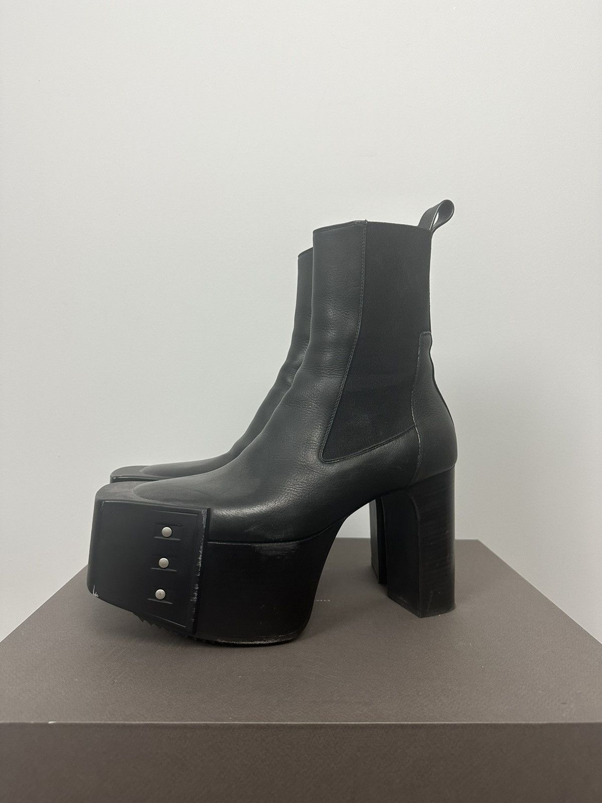Rick Owens FW22 'STROBE' Solid Heel Bevel Kiss Boots | Grailed