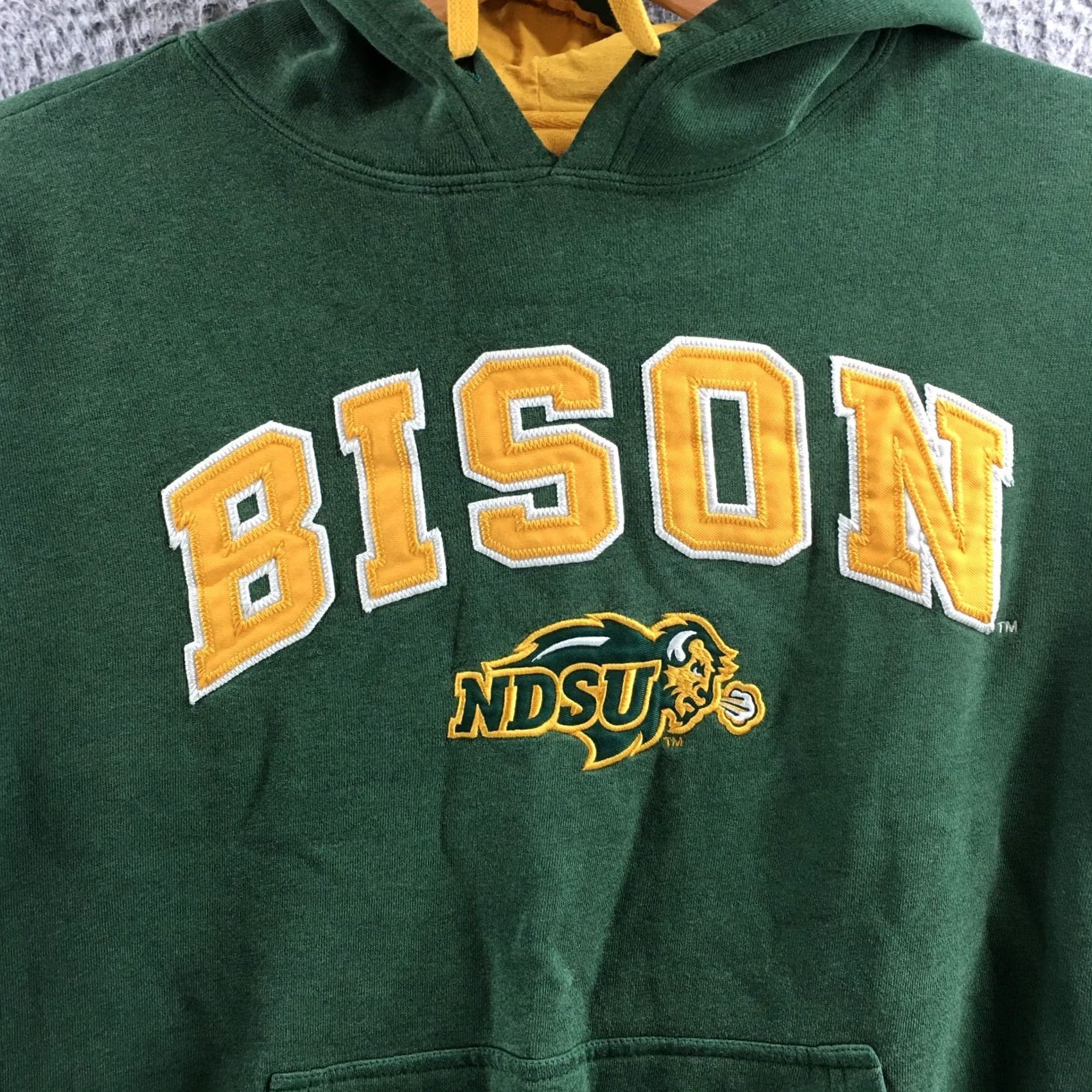 Vintage NDSU Bison Sweatshirt Mens Large Green Yellow Pullover Hooded BISON Applique Size US L / EU 52-54 / 3 - 4 Thumbnail