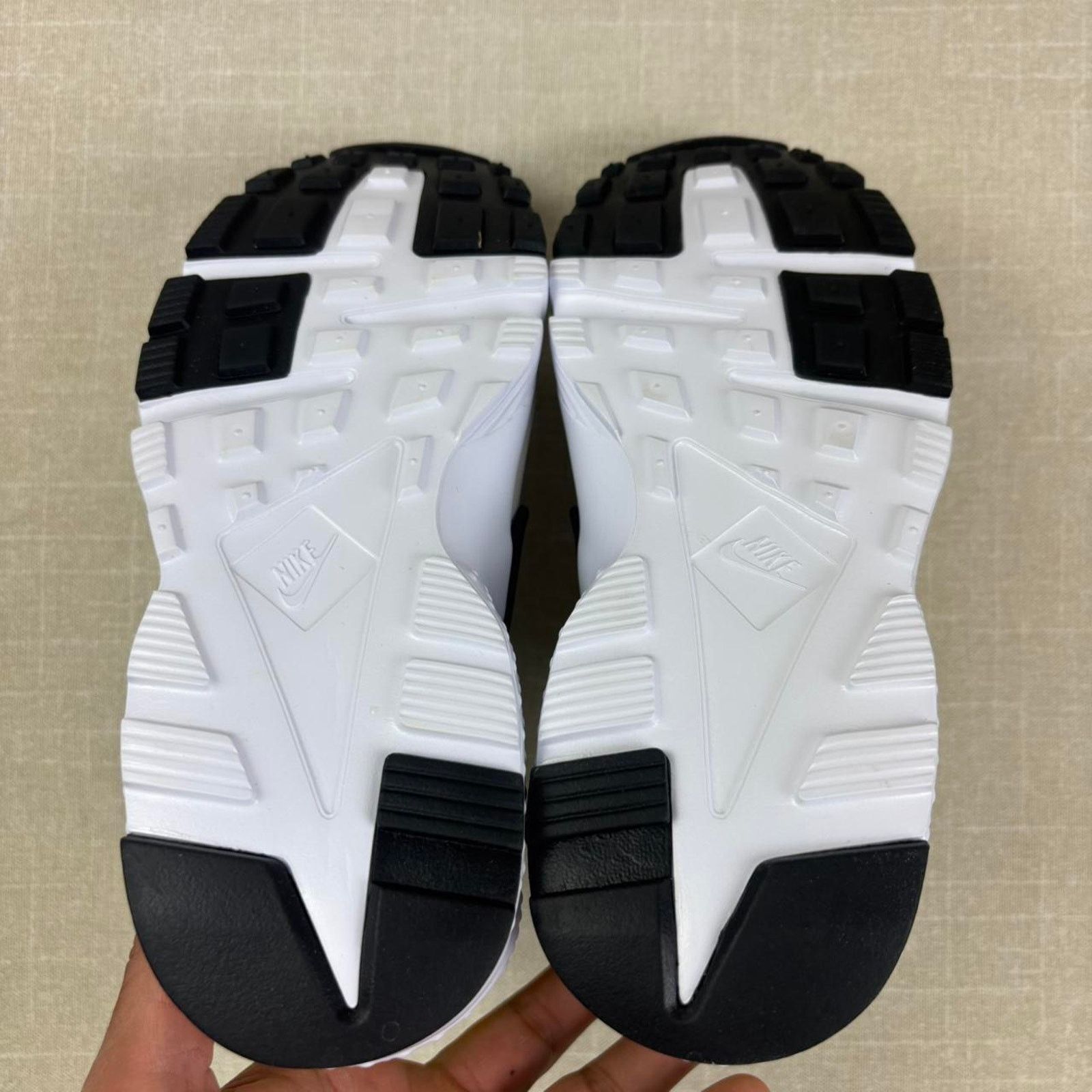 Nike 2022 Nike Air Huarache Run “White Volt Bright Spruce” 7.5W Size US 7.5 / IT 37.5 - 5 Thumbnail