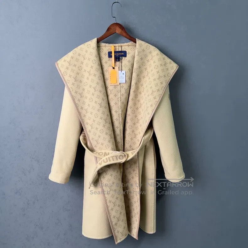 Louis Vuitton Caramel double-breasted with logo inside coa