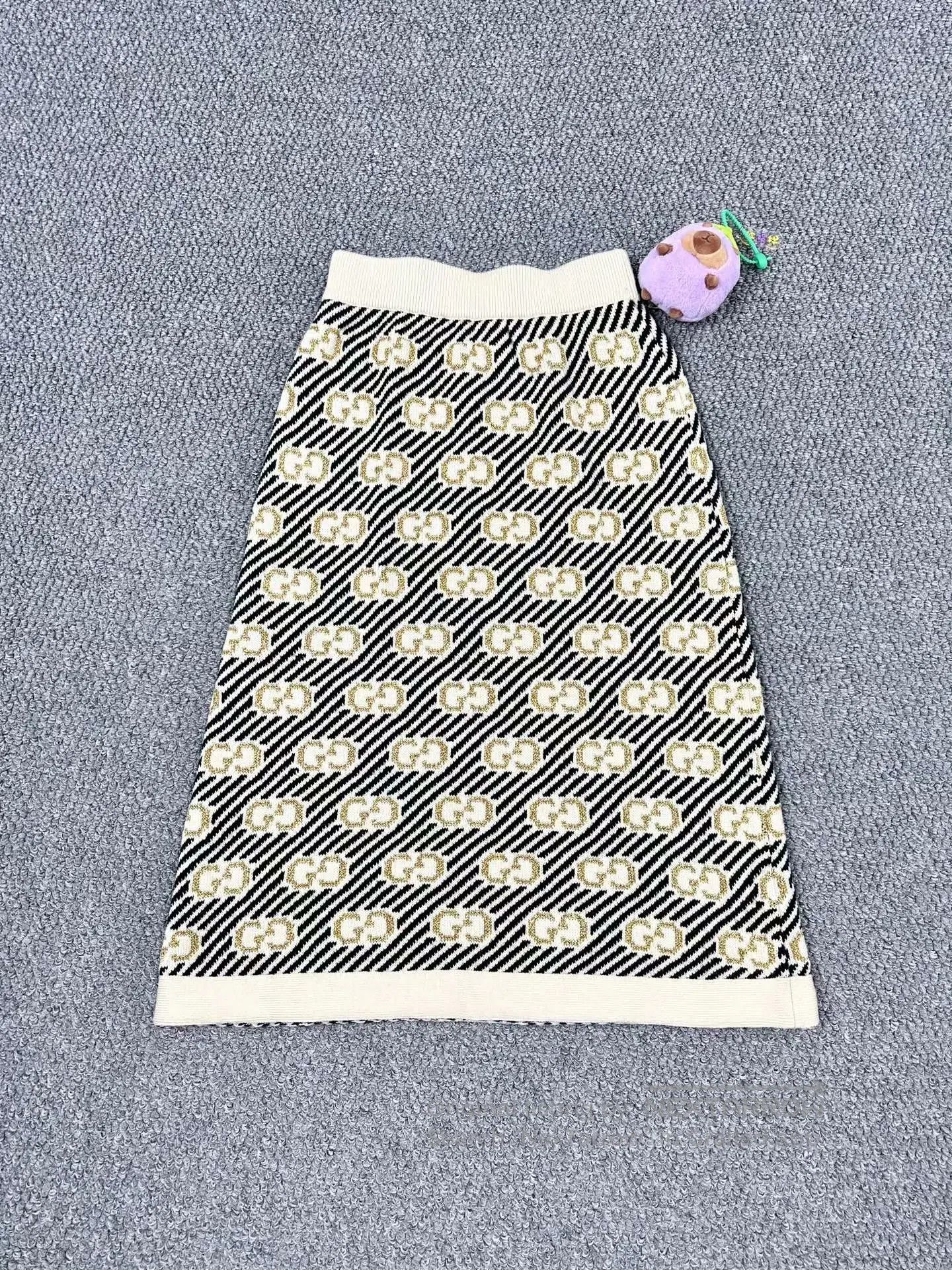 Gucci Guicci size M Khaki Color Golden Thread Double G Letter Lo Size 25" / US 0 / IT 36 - 2 Thumbnail
