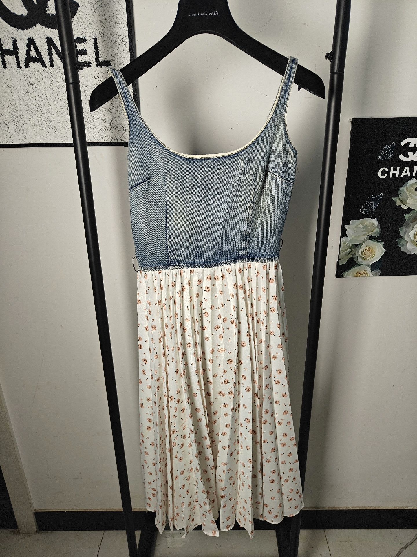 Miu Miu Miu Miu Floral White T-Shirt M Women Size M / US 6-8 / IT 42-44 - 1 Thumbnail