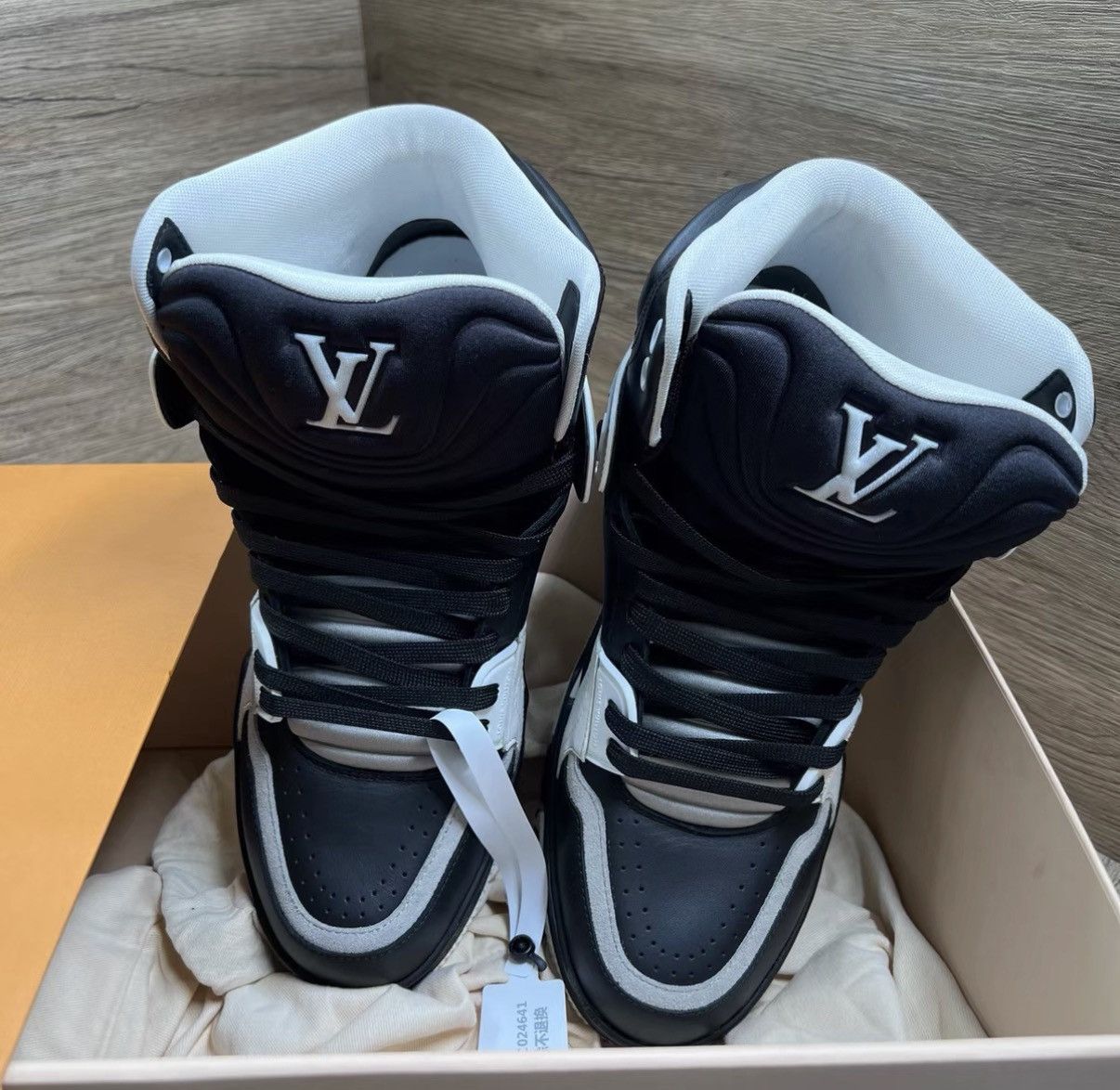 Louis Vuitton Louis Vuitton Trainer Black & White High-top Sneakers J41 Size US 8 / EU 41 - 2 Thumbnail