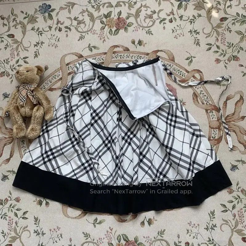 Burberry Burberry White Cotton Plaid Skirt. Size 24" / US 00 / IT 34 - 3 Thumbnail
