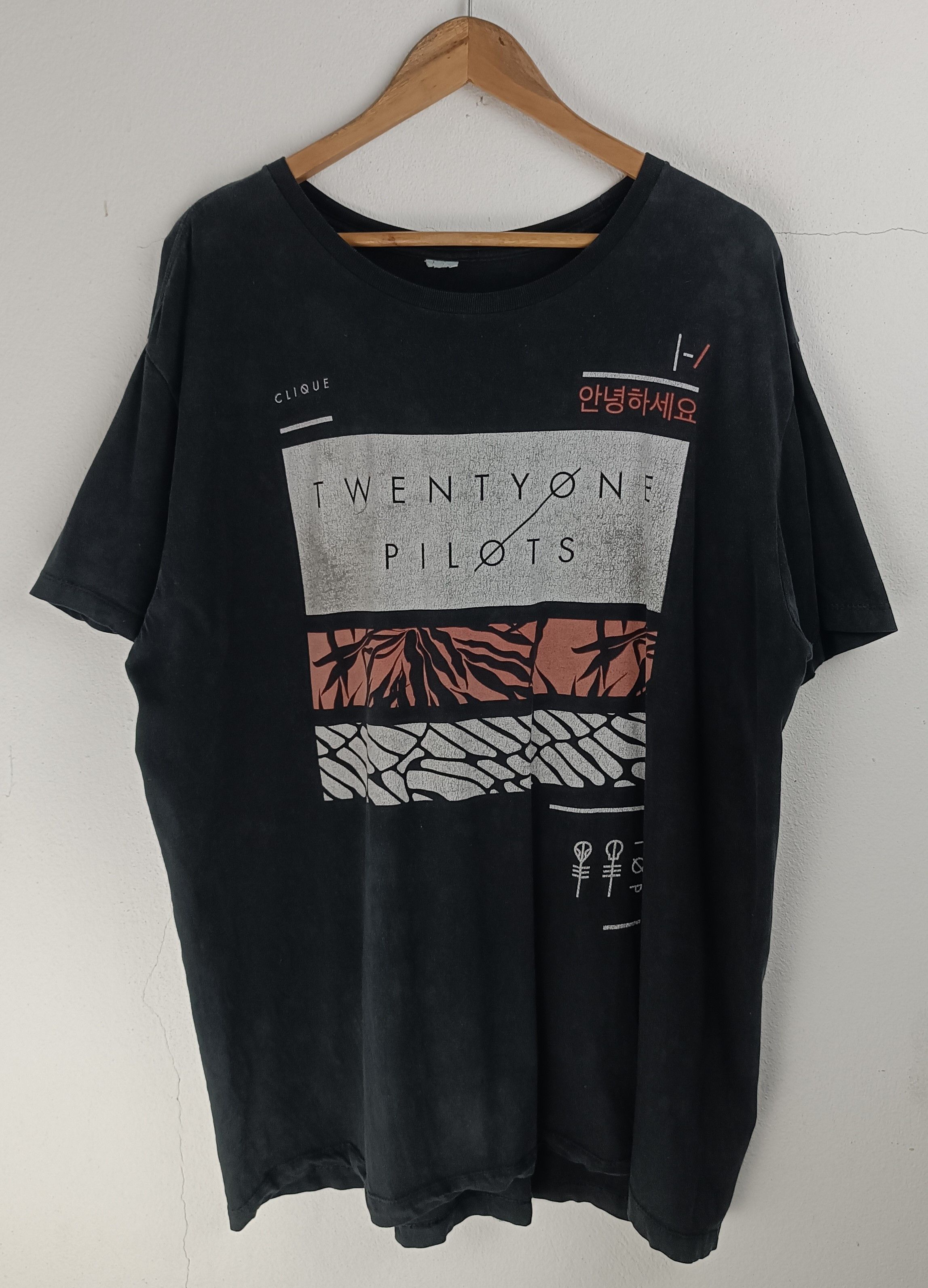 Band Tees THRASH FADED VINTAGE TWENTY ONE PILOT SOUTH KOREA TOUR TEE Size US XL / EU 56 / 4 - 3 Thumbnail