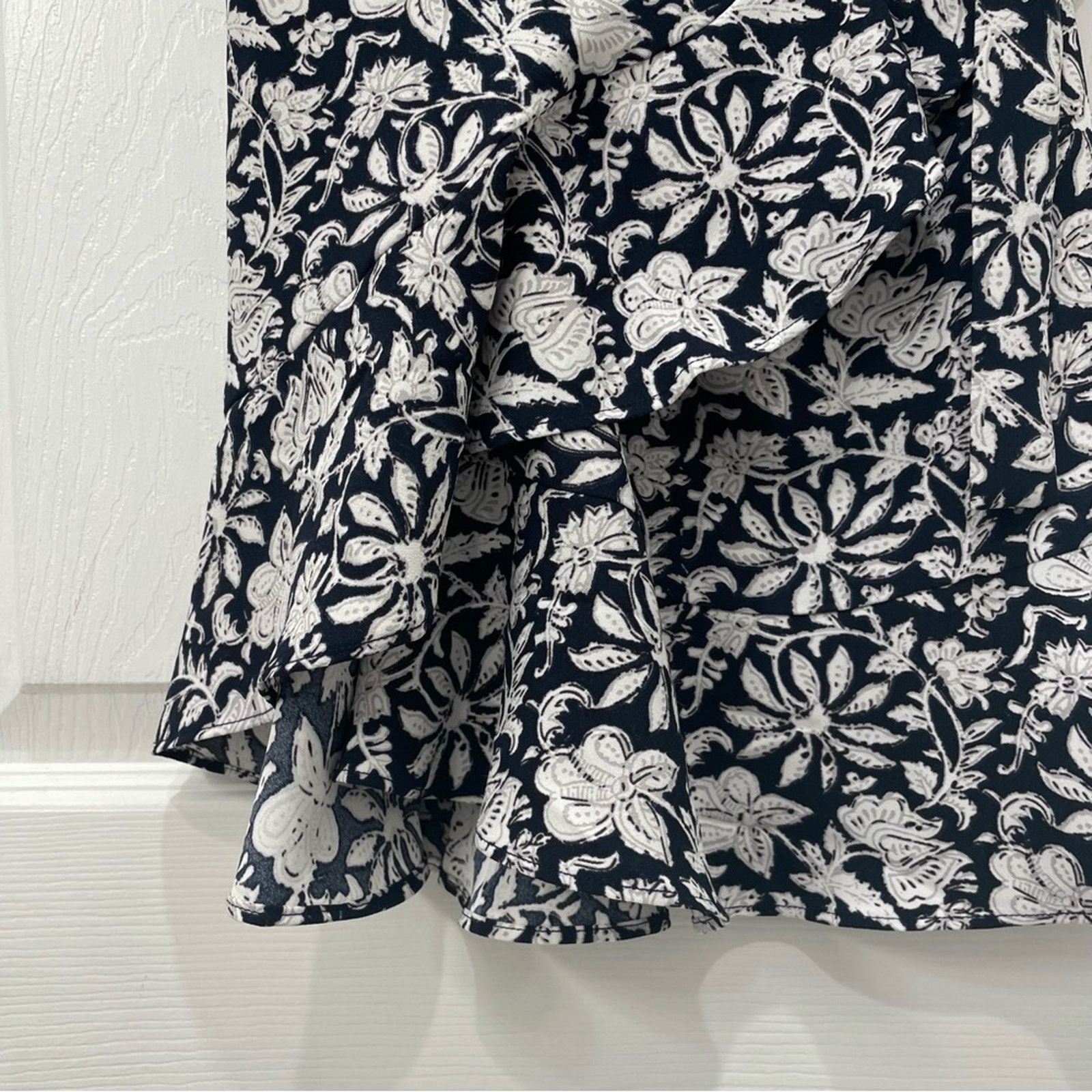 Loft Ann Taylor LOFT Floral Wrap Dress with Ruffle V Neck XS Size XS / US 0-2 / IT 36-38 - 6 Thumbnail
