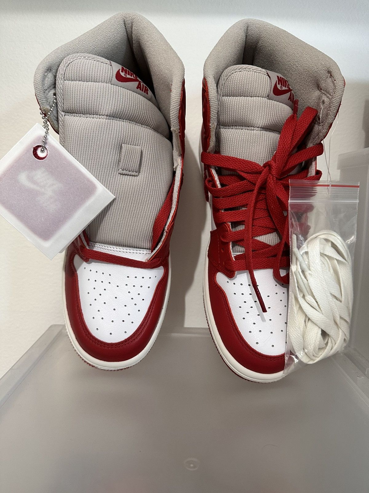 Jordan Brand × Nike Jordan 1 Retro High OG Varsity Red (Women's) Size US 8 / IT 38 - 3 Thumbnail