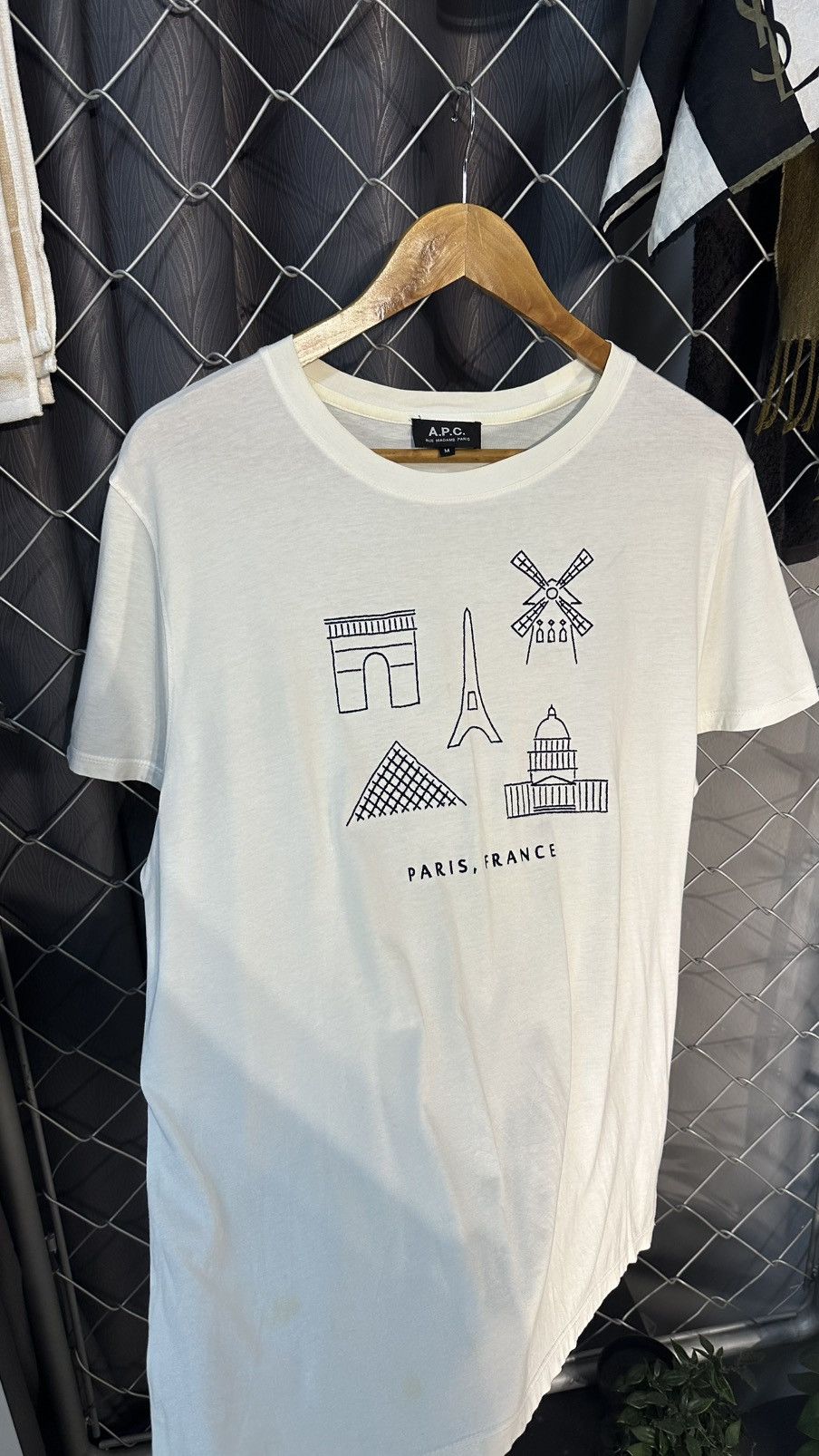 A.P.C. A.P.C Paris Graphic T-shirt featuring line art of Parisian Size US M / EU 48-50 / 2 - 2 Thumbnail