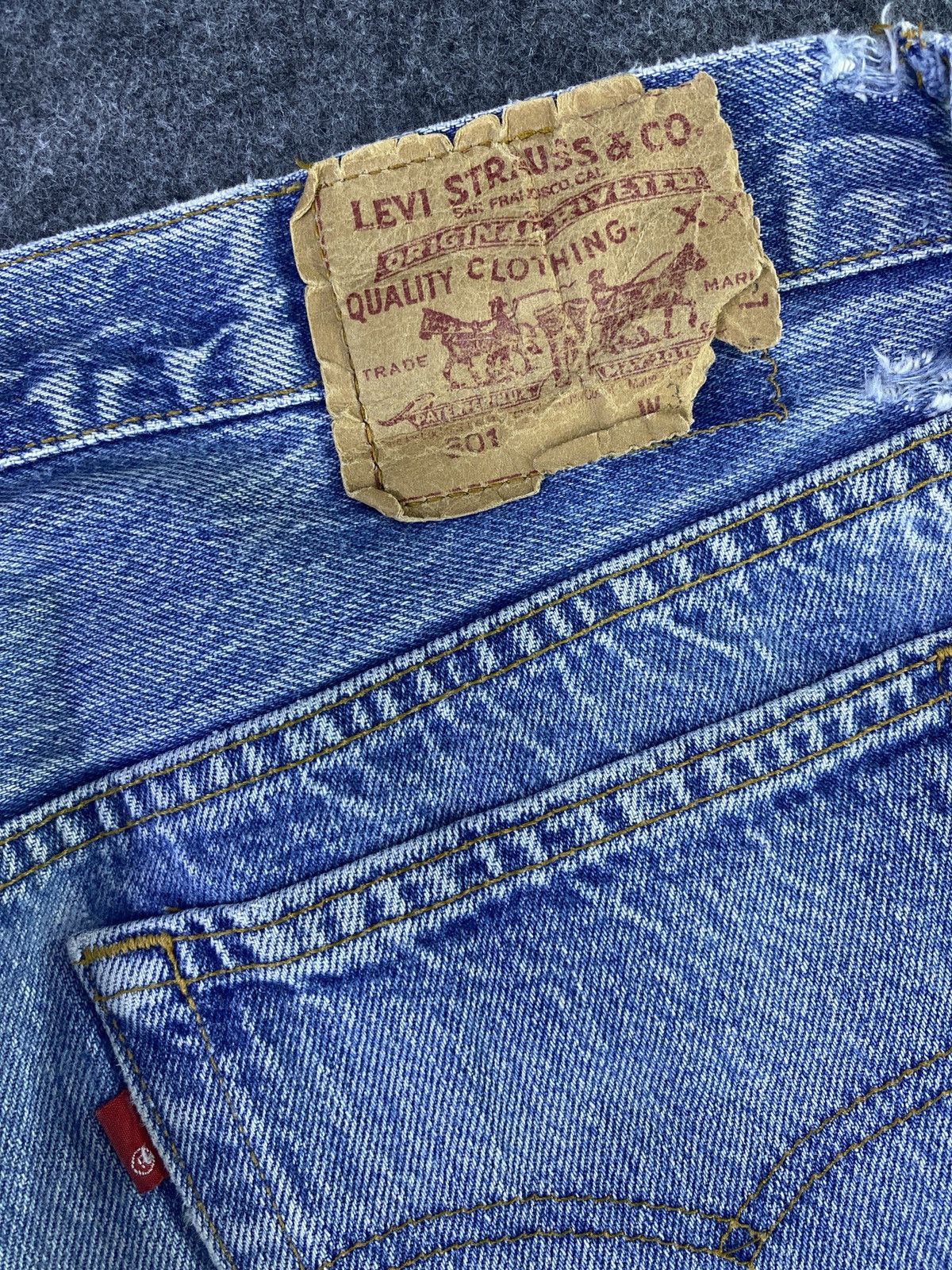 Jean × Levi's × Vintage Vintage Levis 501 Jeans Blue Wash - J918 Size US 33 - 11 Thumbnail