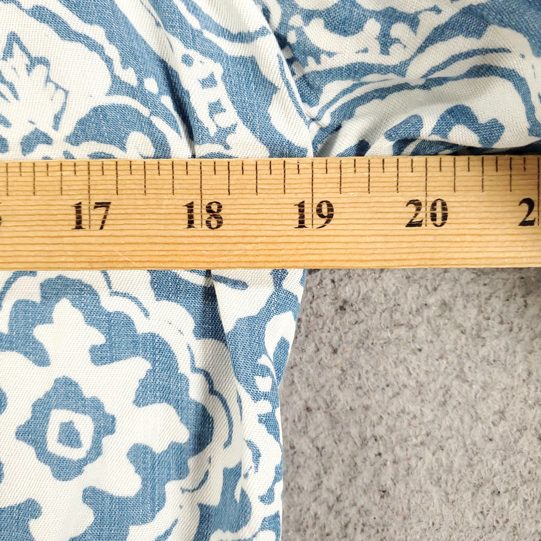 Vintage Chicos Shirt Womens M Blue White Chambray Button-Up Roll Tab Sleeve Shacket Geometric Pockets Vintage No Menus? Size M / US 6-8 / IT 42-44 - 4 Thumbnail
