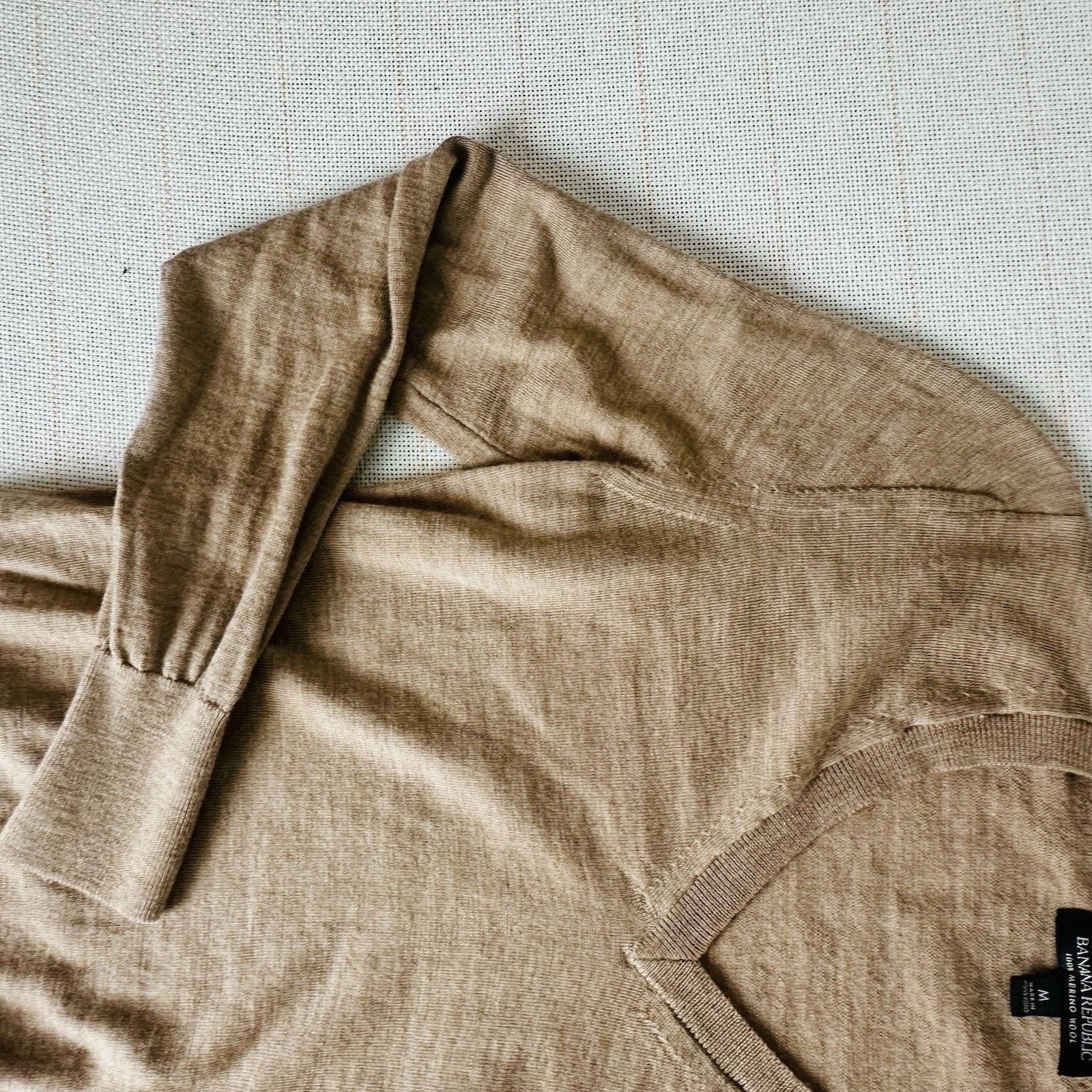 Banana Republic Banana Republic 100% Extra Fine Merino Wool V Neck Sweater Size M / US 6-8 / IT 42-44 - 4 Thumbnail