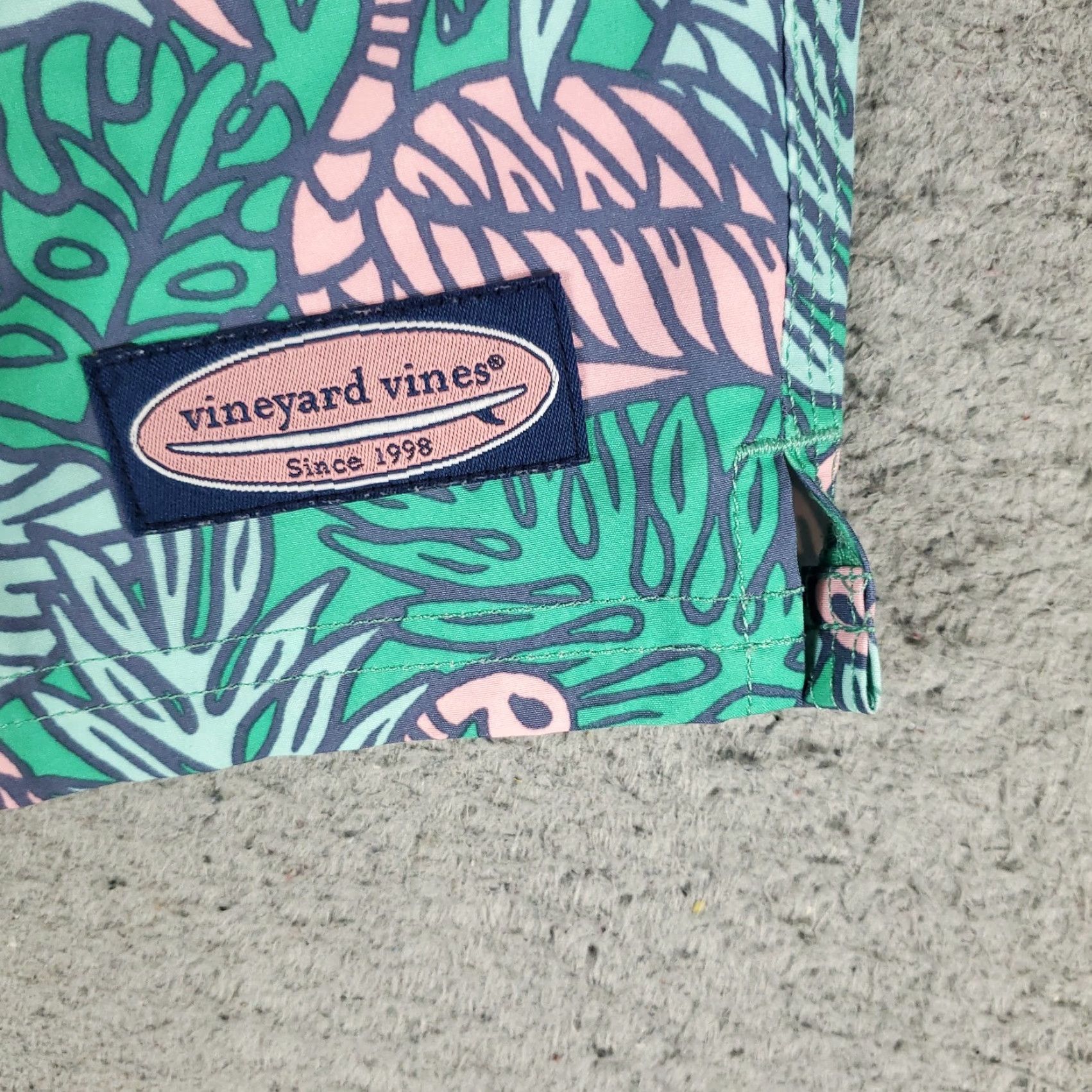 Vineyard Vines Vineyard Vines Shorts Mens XL Green Pink Flamingo Surf Beach Board Swim Trunks Size US 36 / EU 52 - 4 Thumbnail