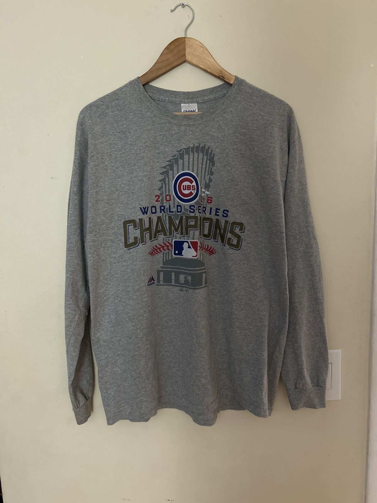 Gildan × Vintage Vintage 2016 Gildan Cubs World Series champions Size US L / EU 52-54 / 3 - 1 Thumbnail