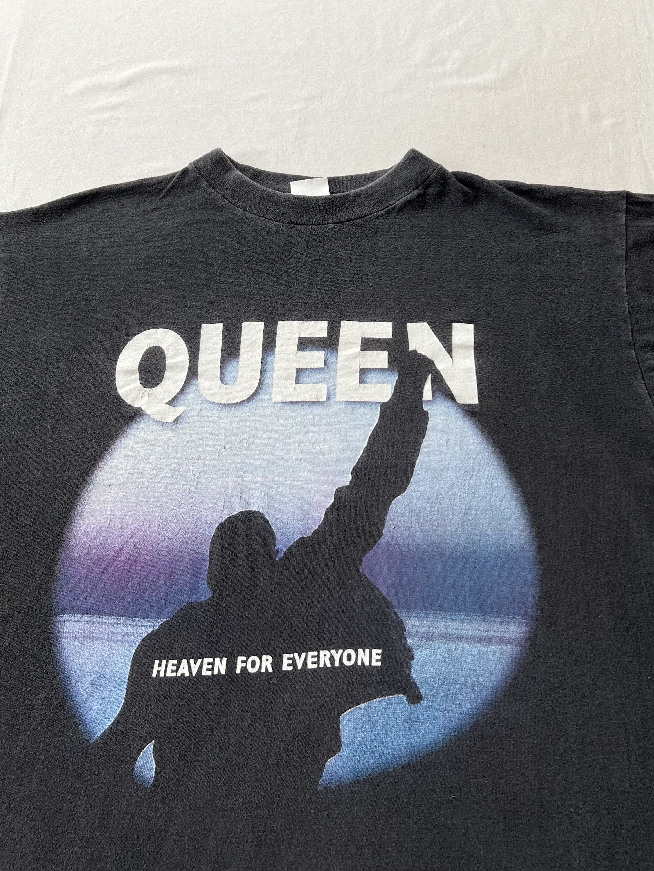 Band Tees Vintage 90s Queen Heaven for Everyone Black T-shirt Size US M / EU 48-50 / 2 - 5 Thumbnail