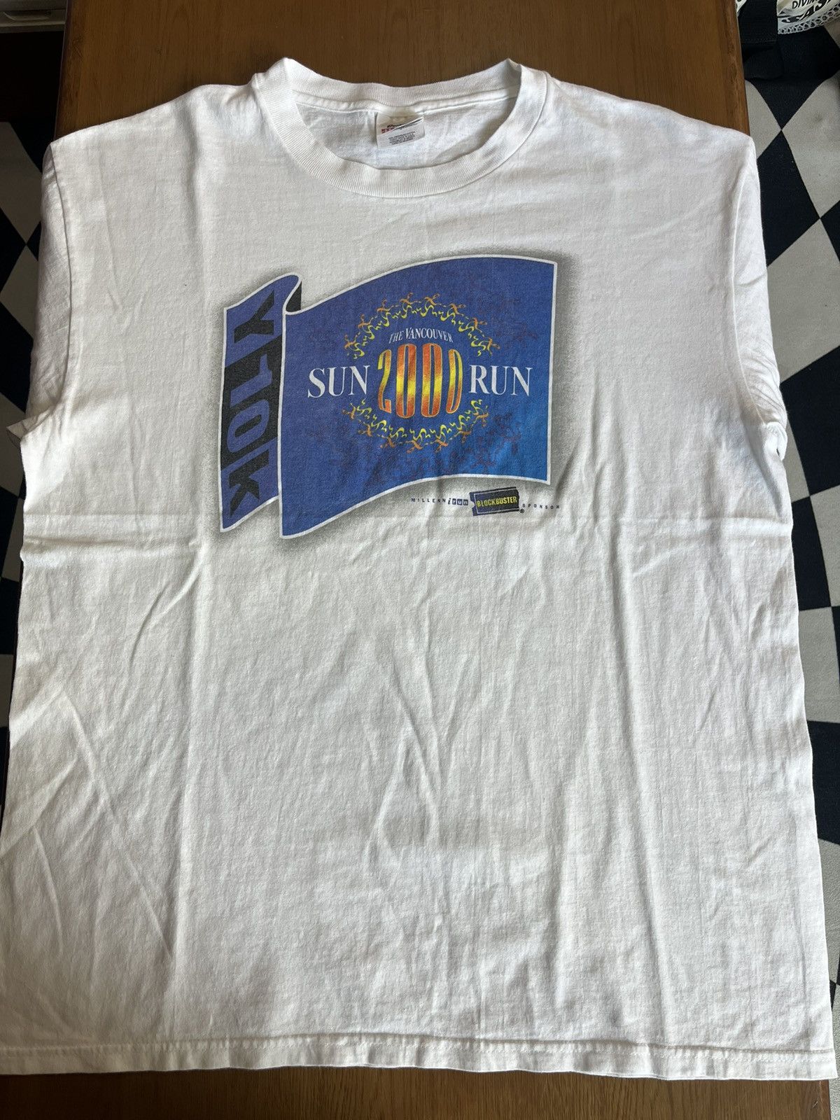 Vintage Vintage The VANCOUVER SUN 2000 RUN Blockbuster 00’s Tshirt Size US L / EU 52-54 / 3 - 3 Thumbnail