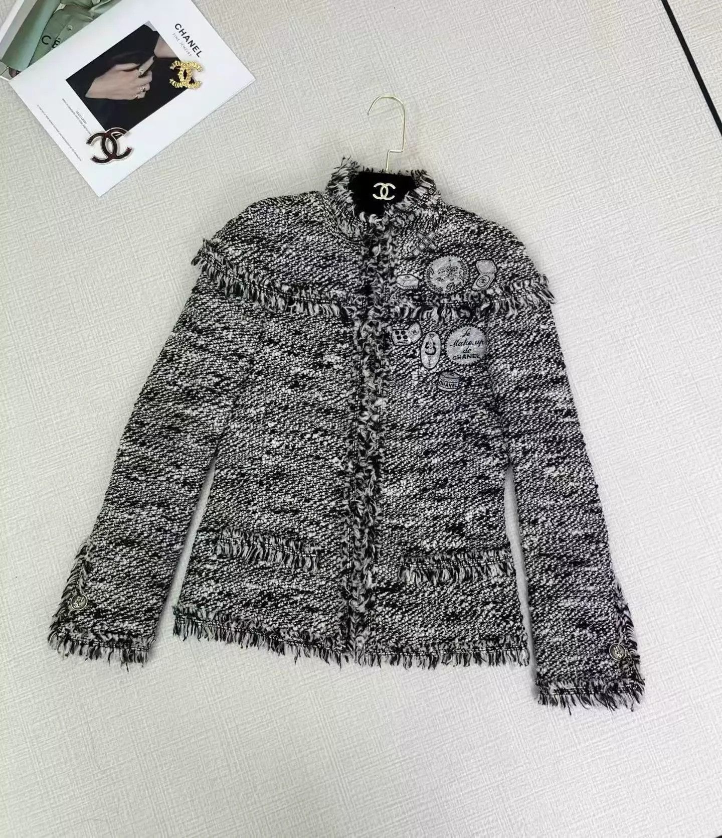 Chanel Chanel color blocked tweed badges embroidery jacket 34 Size XS / US 0-2 / IT 36-38 - 2 Thumbnail