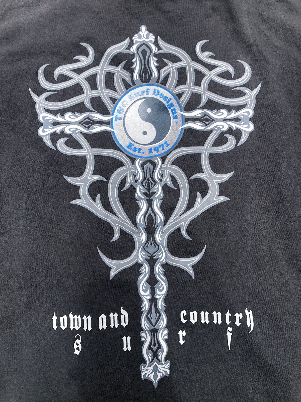 Vintage RARE Vintage Y2K Sunfaded T&C Cross Tribal Gothic Tshirt Size US L / EU 52-54 / 3 - 4 Thumbnail