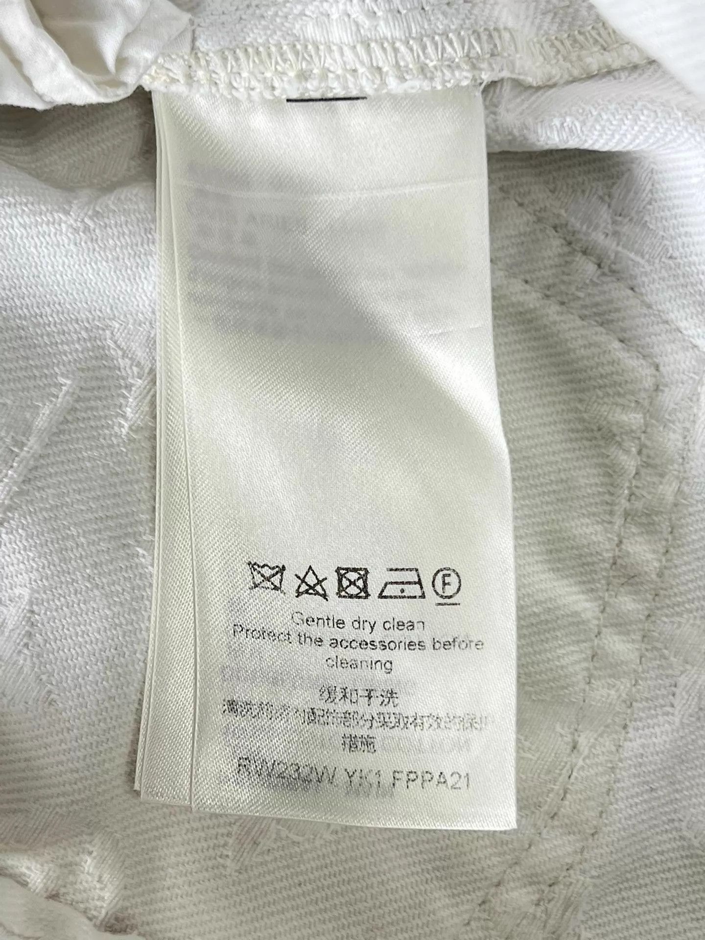 Louis Vuitton Louis Vuitton White All Over Logo Shorts Size 36 Like New Size 26" / US 2 / IT 38 - 8 Thumbnail