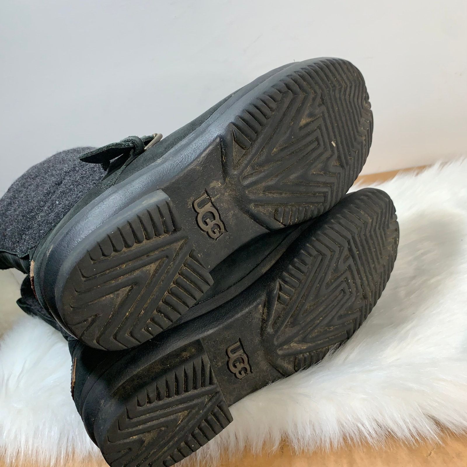 Ugg Ugg Women's Robbie Side Zip Leather & Wool Boots Size 6 Size US 6 / IT 36 - 9 Thumbnail