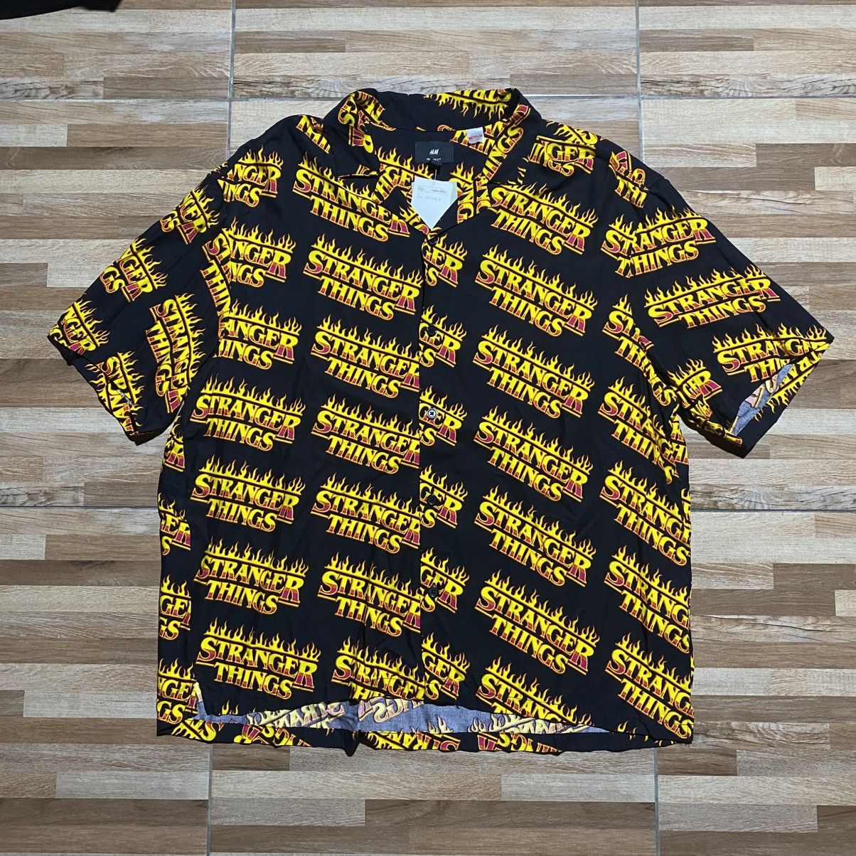 H&M H&M x Stranger Things Flame Logo Shirt Size US L / EU 52-54 / 3 - 1 Thumbnail