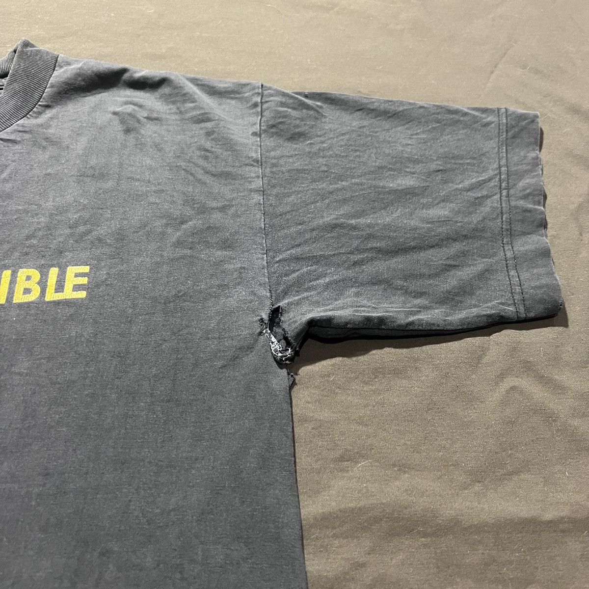 Vintage 90s The Invisible Circus Movie Tee Distressed Faded Thrashed Size US S / EU 44-46 / 1 - 6 Thumbnail