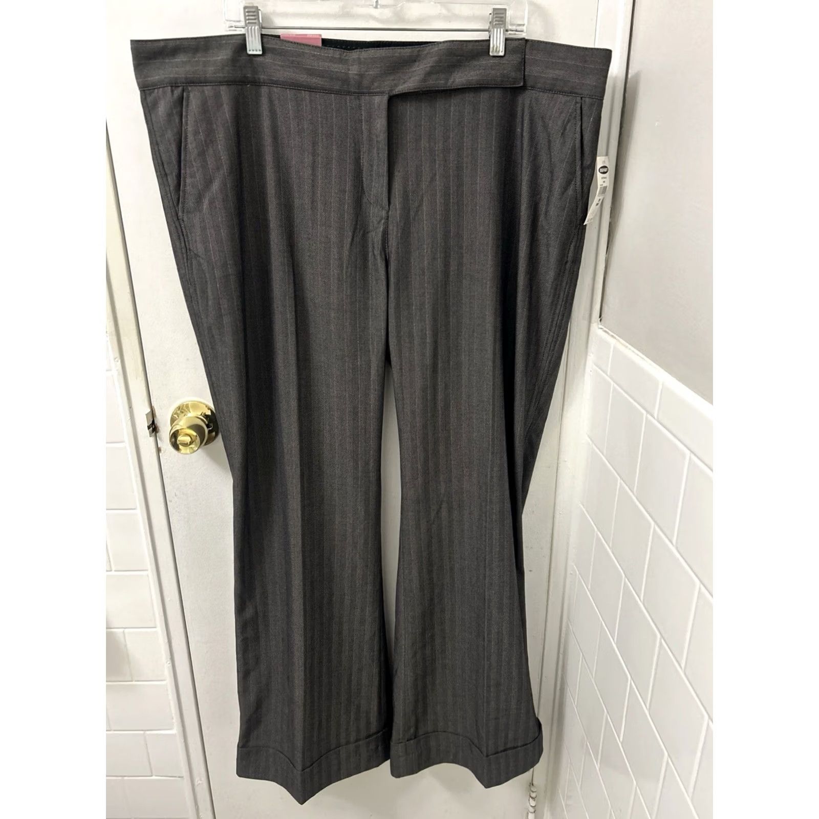 Old Navy Old Navy Dress Pants Womens Regular Size 42x33 Grey Herringbone Pinstripe Wide-Leg Cuffed NWT Size 28" / US 6 / IT 42 - 2 Thumbnail