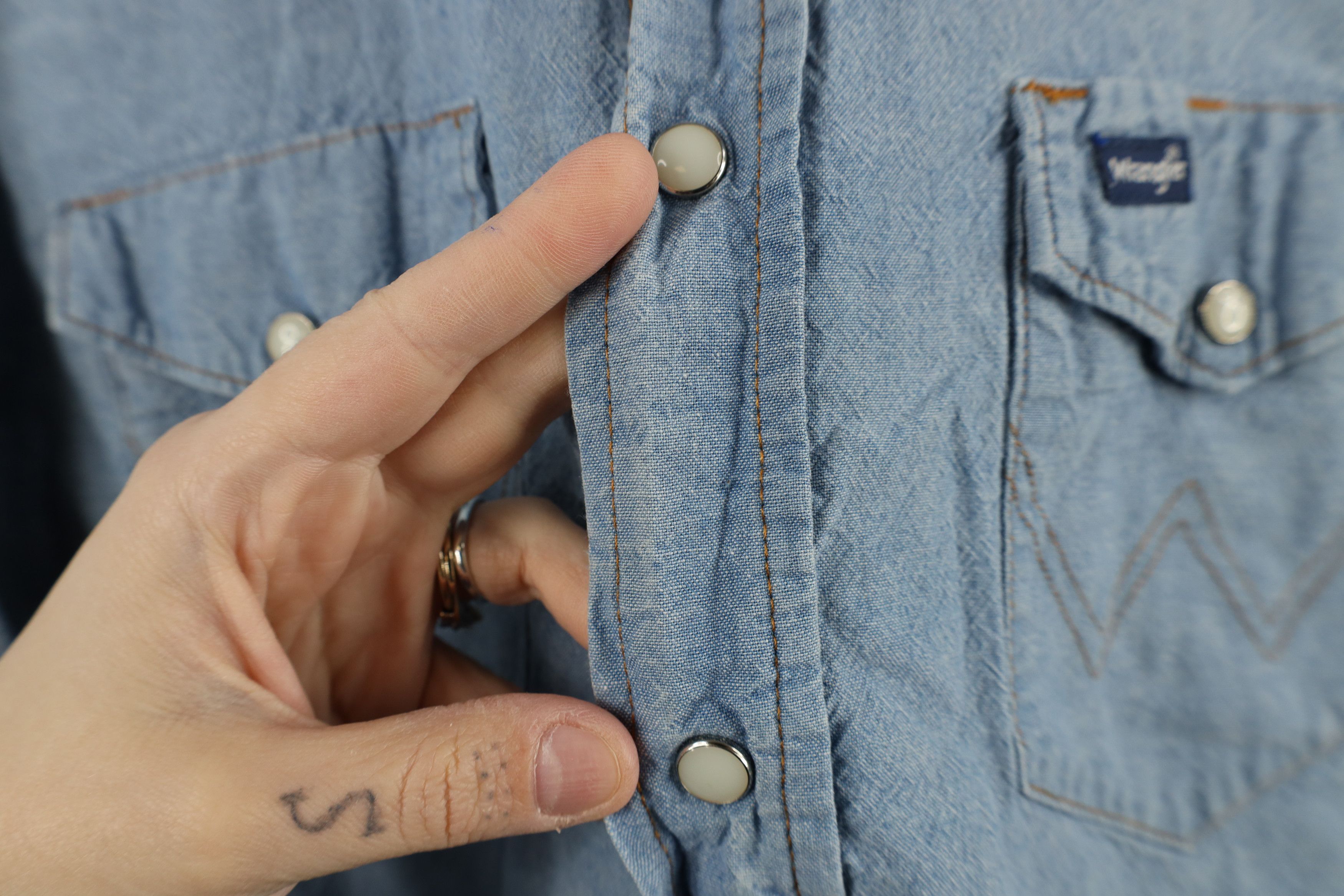 Vintage × Wrangler Vintage 90s Wrangler Western Rodeo Cowboy Denim Button Shirt Size US L / EU 52-54 / 3 - 7 Thumbnail