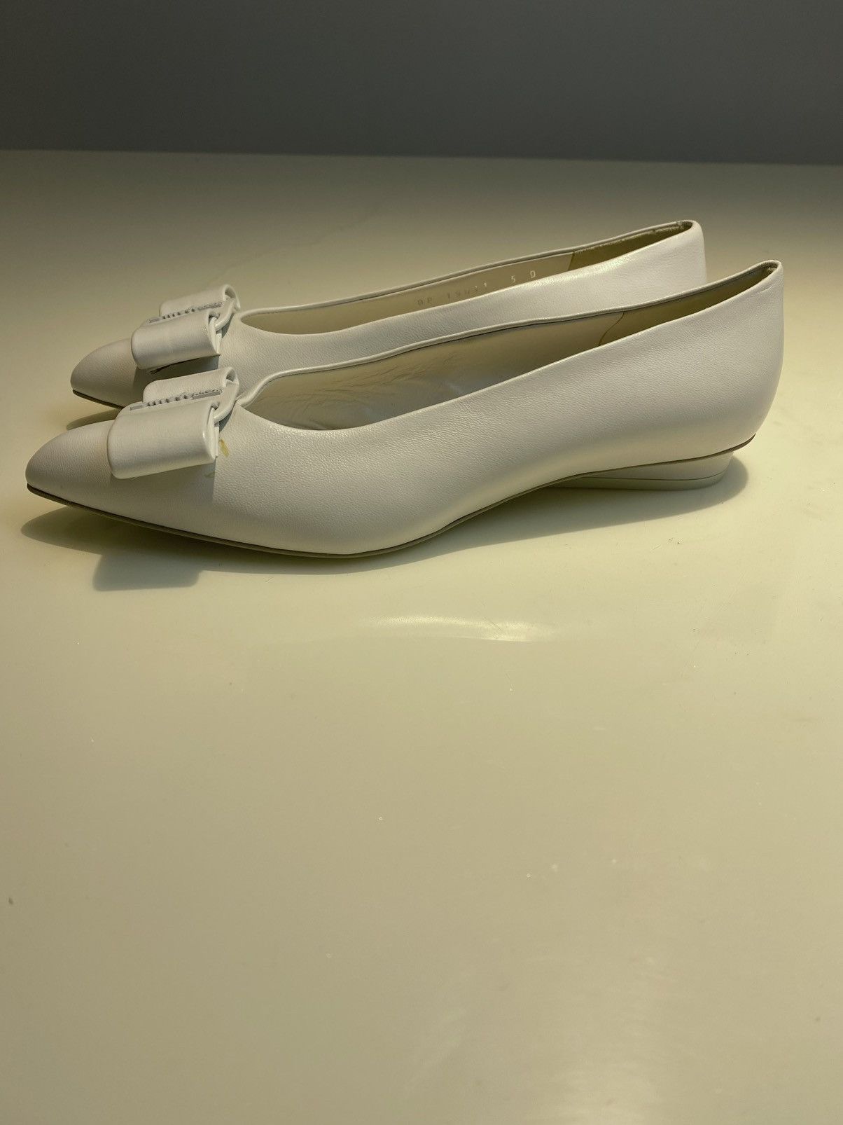 Salvatore Ferragamo Salvatore Ferragamo Viva White Leather Flat Shoes Size5 Size US 5 / IT 35 - 2 Thumbnail