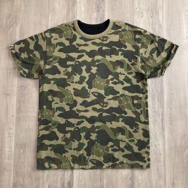 Bape × Kaws 🔥Reversible🔥 KAWS × BAPE CAMO T-shirt a bathing ape Bendy Size US L / EU 52-54 / 3 - 2 Thumbnail