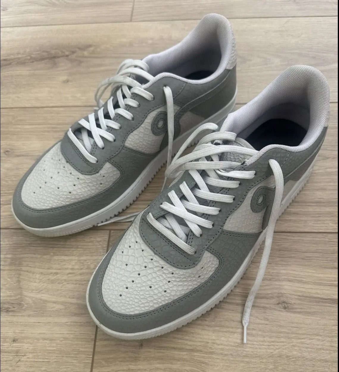 John Geiger Gray and white pebbled leather GF-01’s Size US 13 / EU 46 - 3 Thumbnail